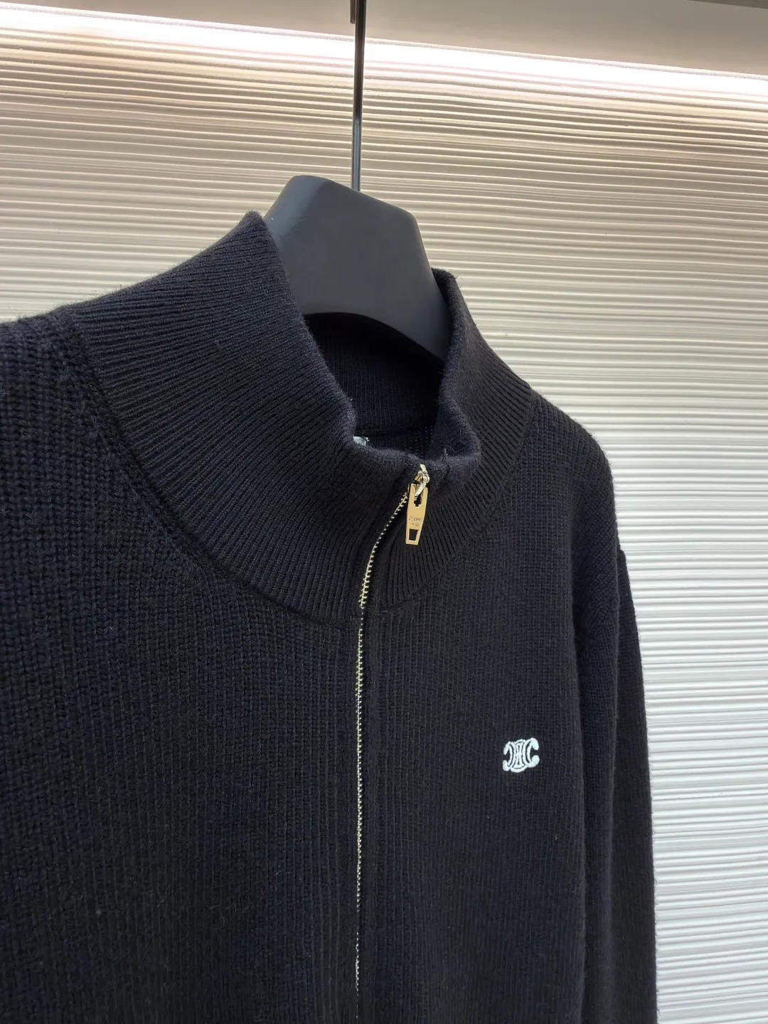 Celine Arc de Triomphe sweater jacket ●Authentic product: purchased and developed for 12500 ●Item number: 1680029-B60 ●Fabric: wool fabric ●Technology: knitted embroidery production ●Version: fitted version ●Weight: about 895 grams ●Size: S-M-L-XL ●Description: Comfortable and close to the skin. With a touch of deep black as the base, the ultimate fusion of depth and nobility. Iconic Celine The Arc de Triomphe logo embellishes the front, the simple and smooth zipper lines, the harmony of sophistication and dynamics, showing off taste in silence. With its unparalleled versatility, it has become an enduring classic in the fashion industry. It adopts imported machine embroidery technology and uses advanced computer control systems and precision mechanical components to realize the Arc de Triomphe embroidery operation with high precision and smooth and delicate lines. The overall wiring is straight and delicate, the fabric is comfortable and soft, and the color is consistent without color difference. It can be matched with the same style to create a fashionable look and control various occasions. Customized accessories, complete with three standards, same style for men and women!