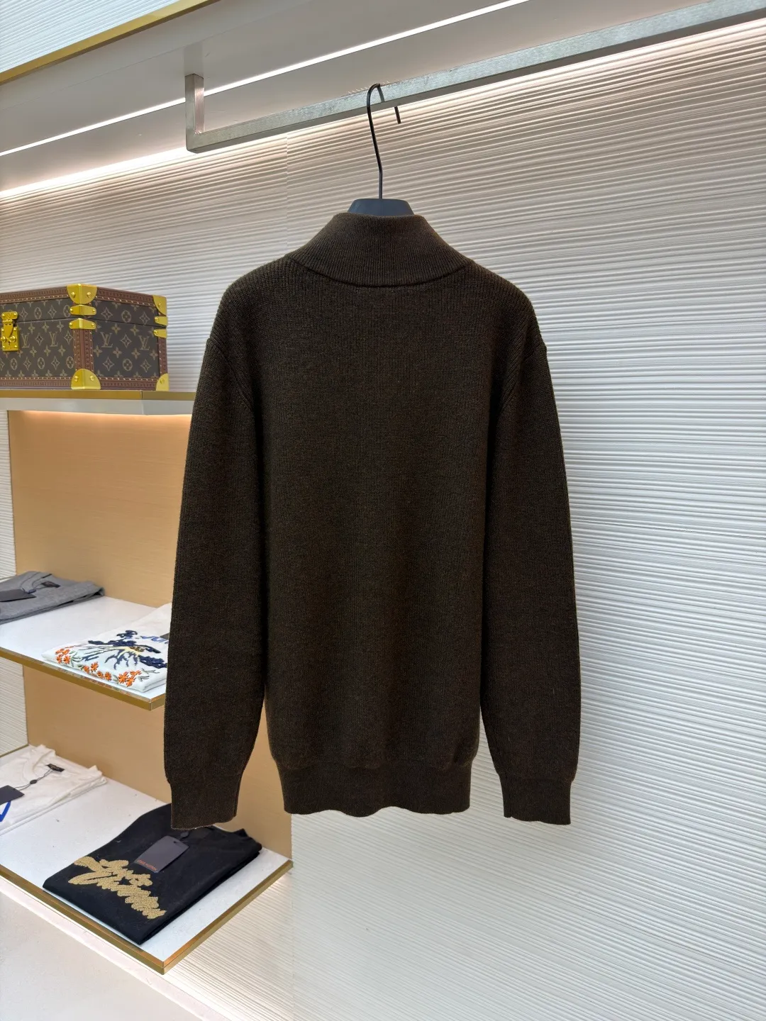 Celine Arc de Triomphe sweater jacket ●Authentic product: Purchased and developed by 9868 ●Item number: 1681736-B60 ●Fabric: wool fabric ●Technology: knitted embroidery production ●Version: Fitted version ●Weight: about 585 grams ●Size: S-M-L-XL ●Description: Comfortable and close to the skin With a touch of deep black as the base, the ultimate fusion of depth and nobility. The iconic Celine Arc de Triomphe logo embellishes the front The simple and smooth zipper lines, the harmony of sophistication and dynamics, show off the taste in silence. With its unparalleled versatility, it has become an enduring classic in the fashion industry. It adopts imported machine embroidery technology, uses advanced computer control systems and precise mechanical components to realize the Arc de Triomphe embroidery operation with high precision and smooth and delicate lines. The overall wiring is straight and delicate, the fabric is comfortable and soft, and the color is consistent without color difference. It can be matched with the same style to create a fashionable look and control various occasions. Customized accessories, complete with three standards, same style for men and women!