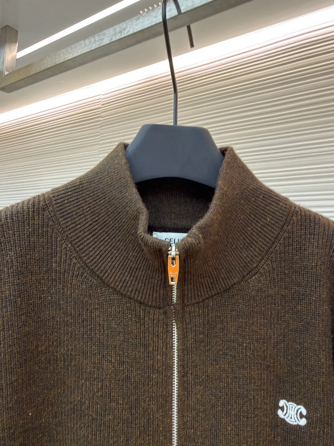 Celine Arc de Triomphe sweater jacket ●Authentic product: Purchased and developed by 9868 ●Item number: 1681736-B60 ●Fabric: wool fabric ●Technology: knitted embroidery production ●Version: Fitted version ●Weight: about 585 grams ●Size: S-M-L-XL ●Description: Comfortable and close to the skin With a touch of deep black as the base, the ultimate fusion of depth and nobility. The iconic Celine Arc de Triomphe logo embellishes the front The simple and smooth zipper lines, the harmony of sophistication and dynamics, show off the taste in silence. With its unparalleled versatility, it has become an enduring classic in the fashion industry. It adopts imported machine embroidery technology, uses advanced computer control systems and precise mechanical components to realize the Arc de Triomphe embroidery operation with high precision and smooth and delicate lines. The overall wiring is straight and delicate, the fabric is comfortable and soft, and the color is consistent without color difference. It can be matched with the same style to create a fashionable look and control various occasions. Customized accessories, complete with three standards, same style for men and women!