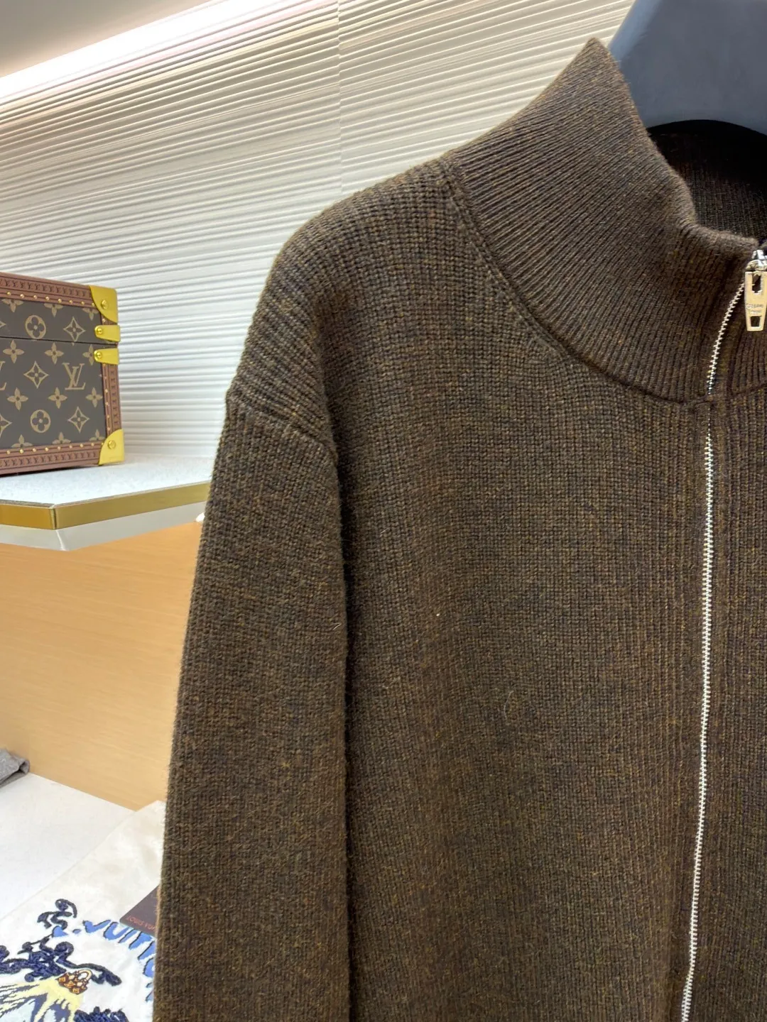 Celine Arc de Triomphe sweater jacket ●Authentic product: Purchased and developed by 9868 ●Item number: 1681736-B60 ●Fabric: wool fabric ●Technology: knitted embroidery production ●Version: Fitted version ●Weight: about 585 grams ●Size: S-M-L-XL ●Description: Comfortable and close to the skin With a touch of deep black as the base, the ultimate fusion of depth and nobility. The iconic Celine Arc de Triomphe logo embellishes the front The simple and smooth zipper lines, the harmony of sophistication and dynamics, show off the taste in silence. With its unparalleled versatility, it has become an enduring classic in the fashion industry. It adopts imported machine embroidery technology, uses advanced computer control systems and precise mechanical components to realize the Arc de Triomphe embroidery operation with high precision and smooth and delicate lines. The overall wiring is straight and delicate, the fabric is comfortable and soft, and the color is consistent without color difference. It can be matched with the same style to create a fashionable look and control various occasions. Customized accessories, complete with three standards, same style for men and women!