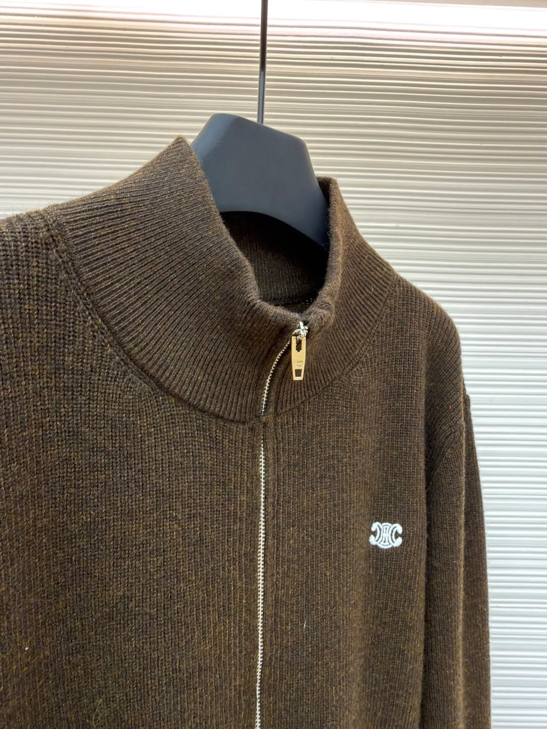 Celine Arc de Triomphe sweater jacket ●Authentic product: Purchased and developed by 9868 ●Item number: 1681736-B60 ●Fabric: wool fabric ●Technology: knitted embroidery production ●Version: Fitted version ●Weight: about 585 grams ●Size: S-M-L-XL ●Description: Comfortable and close to the skin With a touch of deep black as the base, the ultimate fusion of depth and nobility. The iconic Celine Arc de Triomphe logo embellishes the front The simple and smooth zipper lines, the harmony of sophistication and dynamics, show off the taste in silence. With its unparalleled versatility, it has become an enduring classic in the fashion industry. It adopts imported machine embroidery technology, uses advanced computer control systems and precise mechanical components to realize the Arc de Triomphe embroidery operation with high precision and smooth and delicate lines. The overall wiring is straight and delicate, the fabric is comfortable and soft, and the color is consistent without color difference. It can be matched with the same style to create a fashionable look and control various occasions. Customized accessories, complete with three standards, same style for men and women!