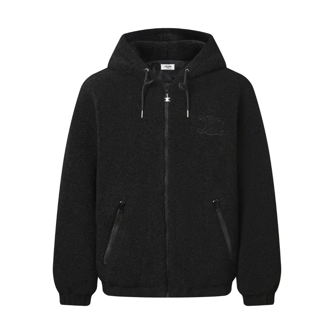 🅿️630 [Exclusive supply] Celine Arc de Triomphe lamb wool hooded jacket (black) The fabric is made of polyester filament and passed through a circular knitting machine. The warp and weft yarns are woven into each other into a double-sided knitted structure. The front and back are flat loops. The polar fleece fabric is formed after a series of processes such as dyeing, raising, carding, shearing, and polarization. The suede texture is soft and the fiber characteristics make it almost non-absorbent. It can quickly drain sweat to the outer layer of the fabric and evaporate quickly, maintaining good breathability. The suede surface can lock the air and form a stagnant air layer around the body, effectively preventing heat loss and providing good warmth retention properties. The inner quilting uses a quilted cannage pattern. The sewing engineer accurately adjusts the machine's speed and stitch density to ensure smooth and even stitches during the operation. After completion, regular diagonal quilting lines will be formed, which will inadvertently enhance the overall texture when putting it on and taking it off. The fabric and padding material are tightly fixed to the frame of the embroidery machine. The embroidery machine uses sparse stitches along the padding layer's pattern to outline the filling area of ​​the pattern, and then runs the overlay layer's pattern, using dense stitches to perfectly cover the foam padding layer, thus forming a slightly raised Arc de Triomphe shape. After final finishing, the edges of the patch are burr-free and the pattern is clear. Size:S-M-L-XL