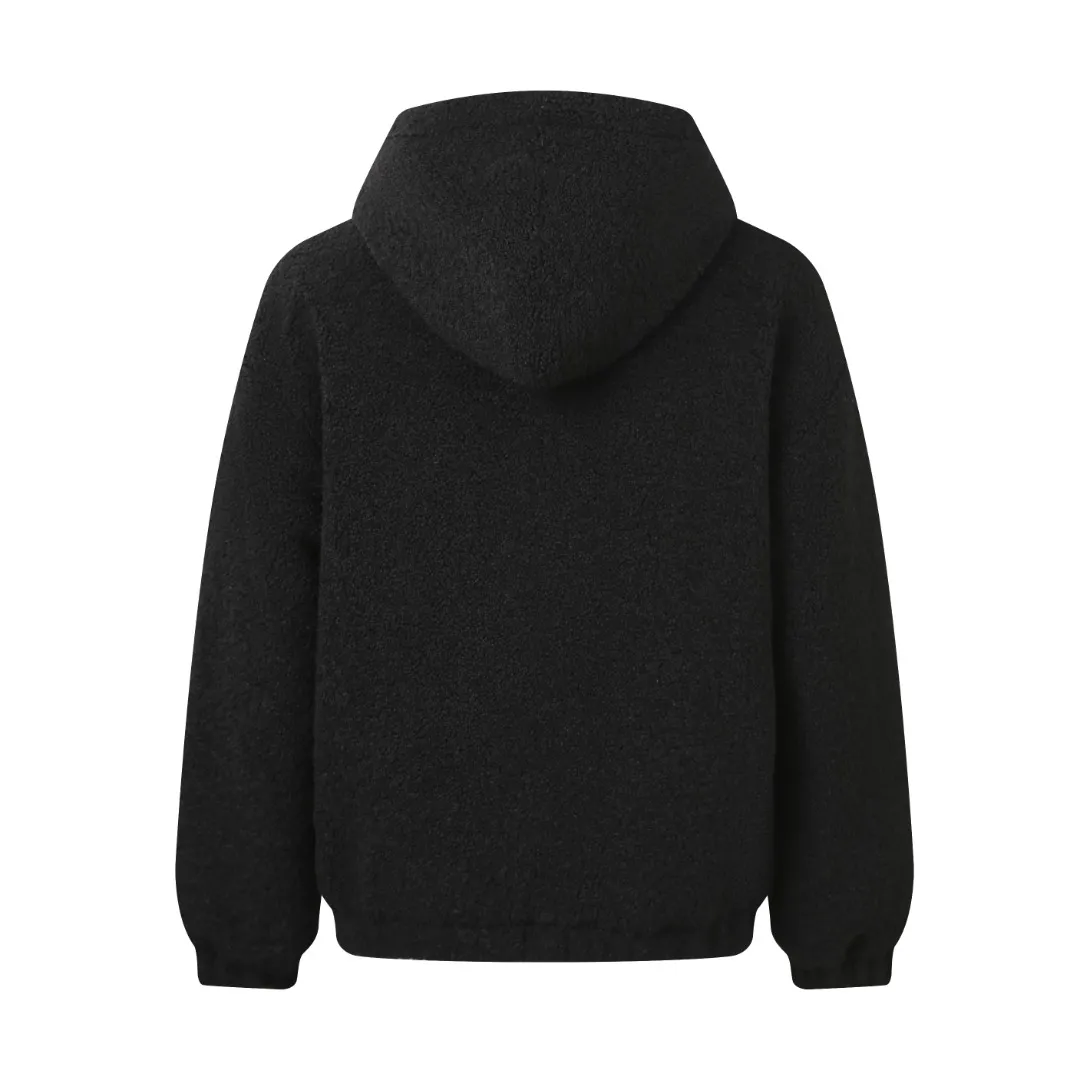 🅿️630 [Exclusive supply] Celine Arc de Triomphe lamb wool hooded jacket (black) The fabric is made of polyester filament and passed through a circular knitting machine. The warp and weft yarns are woven into each other into a double-sided knitted structure. The front and back are flat loops. The polar fleece fabric is formed after a series of processes such as dyeing, raising, carding, shearing, and polarization. The suede texture is soft and the fiber characteristics make it almost non-absorbent. It can quickly drain sweat to the outer layer of the fabric and evaporate quickly, maintaining good breathability. The suede surface can lock the air and form a stagnant air layer around the body, effectively preventing heat loss and providing good warmth retention properties. The inner quilting uses a quilted cannage pattern. The sewing engineer accurately adjusts the machine's speed and stitch density to ensure smooth and even stitches during the operation. After completion, regular diagonal quilting lines will be formed, which will inadvertently enhance the overall texture when putting it on and taking it off. The fabric and padding material are tightly fixed to the frame of the embroidery machine. The embroidery machine uses sparse stitches along the padding layer's pattern to outline the filling area of ​​the pattern, and then runs the overlay layer's pattern, using dense stitches to perfectly cover the foam padding layer, thus forming a slightly raised Arc de Triomphe shape. After final finishing, the edges of the patch are burr-free and the pattern is clear. Size:S-M-L-XL