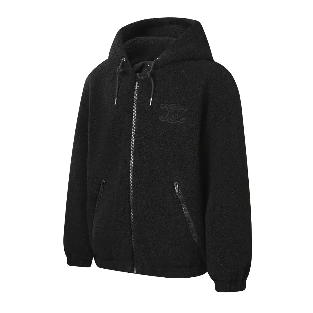 🅿️630 [Exclusive supply] Celine Arc de Triomphe lamb wool hooded jacket (black) The fabric is made of polyester filament and passed through a circular knitting machine. The warp and weft yarns are woven into each other into a double-sided knitted structure. The front and back are flat loops. The polar fleece fabric is formed after a series of processes such as dyeing, raising, carding, shearing, and polarization. The suede texture is soft and the fiber characteristics make it almost non-absorbent. It can quickly drain sweat to the outer layer of the fabric and evaporate quickly, maintaining good breathability. The suede surface can lock the air and form a stagnant air layer around the body, effectively preventing heat loss and providing good warmth retention properties. The inner quilting uses a quilted cannage pattern. The sewing engineer accurately adjusts the machine's speed and stitch density to ensure smooth and even stitches during the operation. After completion, regular diagonal quilting lines will be formed, which will inadvertently enhance the overall texture when putting it on and taking it off. The fabric and padding material are tightly fixed to the frame of the embroidery machine. The embroidery machine uses sparse stitches along the padding layer's pattern to outline the filling area of ​​the pattern, and then runs the overlay layer's pattern, using dense stitches to perfectly cover the foam padding layer, thus forming a slightly raised Arc de Triomphe shape. After final finishing, the edges of the patch are burr-free and the pattern is clear. Size:S-M-L-XL