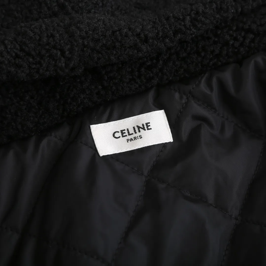 🅿️630 [Exclusive supply] Celine Arc de Triomphe lamb wool hooded jacket (black) The fabric is made of polyester filament and passed through a circular knitting machine. The warp and weft yarns are woven into each other into a double-sided knitted structure. The front and back are flat loops. The polar fleece fabric is formed after a series of processes such as dyeing, raising, carding, shearing, and polarization. The suede texture is soft and the fiber characteristics make it almost non-absorbent. It can quickly drain sweat to the outer layer of the fabric and evaporate quickly, maintaining good breathability. The suede surface can lock the air and form a stagnant air layer around the body, effectively preventing heat loss and providing good warmth retention properties. The inner quilting uses a quilted cannage pattern. The sewing engineer accurately adjusts the machine's speed and stitch density to ensure smooth and even stitches during the operation. After completion, regular diagonal quilting lines will be formed, which will inadvertently enhance the overall texture when putting it on and taking it off. The fabric and padding material are tightly fixed to the frame of the embroidery machine. The embroidery machine uses sparse stitches along the padding layer's pattern to outline the filling area of ​​the pattern, and then runs the overlay layer's pattern, using dense stitches to perfectly cover the foam padding layer, thus forming a slightly raised Arc de Triomphe shape. After final finishing, the edges of the patch are burr-free and the pattern is clear. Size:S-M-L-XL