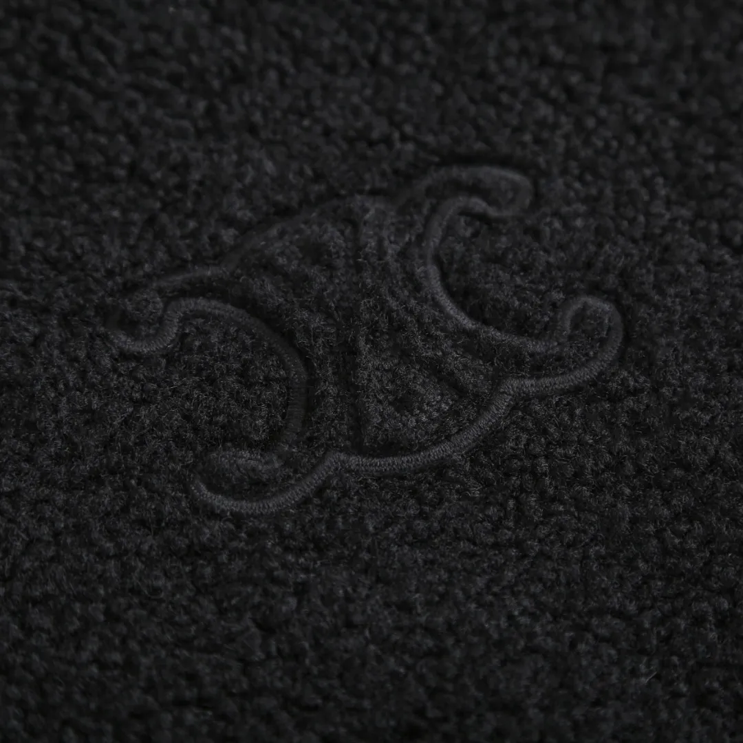 🅿️630 [Exclusive supply] Celine Arc de Triomphe lamb wool hooded jacket (black) The fabric is made of polyester filament and passed through a circular knitting machine. The warp and weft yarns are woven into each other into a double-sided knitted structure. The front and back are flat loops. The polar fleece fabric is formed after a series of processes such as dyeing, raising, carding, shearing, and polarization. The suede texture is soft and the fiber characteristics make it almost non-absorbent. It can quickly drain sweat to the outer layer of the fabric and evaporate quickly, maintaining good breathability. The suede surface can lock the air and form a stagnant air layer around the body, effectively preventing heat loss and providing good warmth retention properties. The inner quilting uses a quilted cannage pattern. The sewing engineer accurately adjusts the machine's speed and stitch density to ensure smooth and even stitches during the operation. After completion, regular diagonal quilting lines will be formed, which will inadvertently enhance the overall texture when putting it on and taking it off. The fabric and padding material are tightly fixed to the frame of the embroidery machine. The embroidery machine uses sparse stitches along the padding layer's pattern to outline the filling area of ​​the pattern, and then runs the overlay layer's pattern, using dense stitches to perfectly cover the foam padding layer, thus forming a slightly raised Arc de Triomphe shape. After final finishing, the edges of the patch are burr-free and the pattern is clear. Size:S-M-L-XL