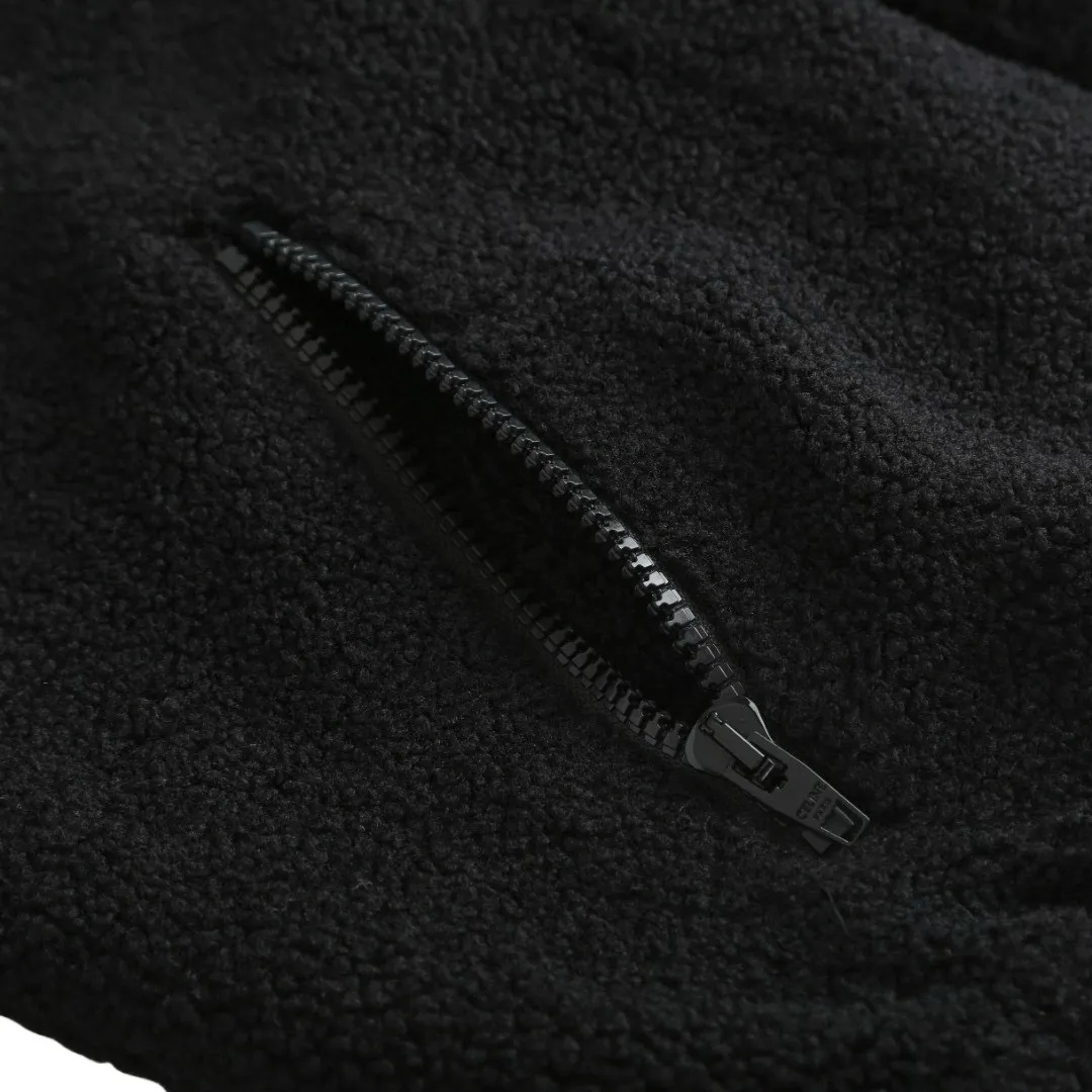🅿️630 [Exclusive supply] Celine Arc de Triomphe lamb wool hooded jacket (black) The fabric is made of polyester filament and passed through a circular knitting machine. The warp and weft yarns are woven into each other into a double-sided knitted structure. The front and back are flat loops. The polar fleece fabric is formed after a series of processes such as dyeing, raising, carding, shearing, and polarization. The suede texture is soft and the fiber characteristics make it almost non-absorbent. It can quickly drain sweat to the outer layer of the fabric and evaporate quickly, maintaining good breathability. The suede surface can lock the air and form a stagnant air layer around the body, effectively preventing heat loss and providing good warmth retention properties. The inner quilting uses a quilted cannage pattern. The sewing engineer accurately adjusts the machine's speed and stitch density to ensure smooth and even stitches during the operation. After completion, regular diagonal quilting lines will be formed, which will inadvertently enhance the overall texture when putting it on and taking it off. The fabric and padding material are tightly fixed to the frame of the embroidery machine. The embroidery machine uses sparse stitches along the padding layer's pattern to outline the filling area of ​​the pattern, and then runs the overlay layer's pattern, using dense stitches to perfectly cover the foam padding layer, thus forming a slightly raised Arc de Triomphe shape. After final finishing, the edges of the patch are burr-free and the pattern is clear. Size:S-M-L-XL