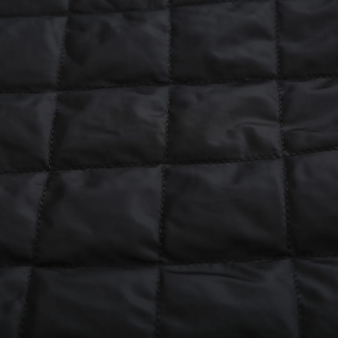 🅿️630 [Exclusive supply] Celine Arc de Triomphe lamb wool hooded jacket (black) The fabric is made of polyester filament and passed through a circular knitting machine. The warp and weft yarns are woven into each other into a double-sided knitted structure. The front and back are flat loops. The polar fleece fabric is formed after a series of processes such as dyeing, raising, carding, shearing, and polarization. The suede texture is soft and the fiber characteristics make it almost non-absorbent. It can quickly drain sweat to the outer layer of the fabric and evaporate quickly, maintaining good breathability. The suede surface can lock the air and form a stagnant air layer around the body, effectively preventing heat loss and providing good warmth retention properties. The inner quilting uses a quilted cannage pattern. The sewing engineer accurately adjusts the machine's speed and stitch density to ensure smooth and even stitches during the operation. After completion, regular diagonal quilting lines will be formed, which will inadvertently enhance the overall texture when putting it on and taking it off. The fabric and padding material are tightly fixed to the frame of the embroidery machine. The embroidery machine uses sparse stitches along the padding layer's pattern to outline the filling area of ​​the pattern, and then runs the overlay layer's pattern, using dense stitches to perfectly cover the foam padding layer, thus forming a slightly raised Arc de Triomphe shape. After final finishing, the edges of the patch are burr-free and the pattern is clear. Size:S-M-L-XL