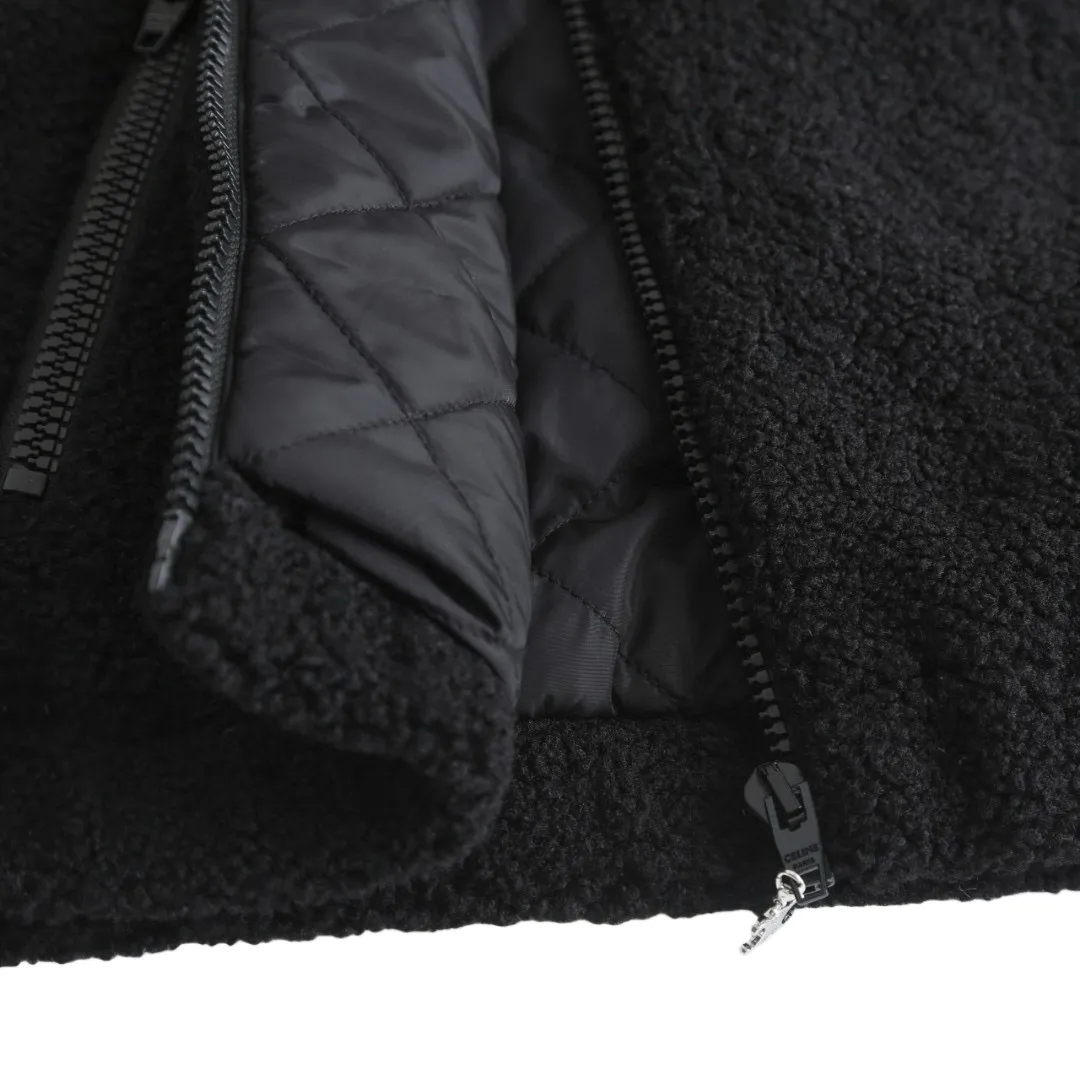 🅿️630 [Exclusive supply] Celine Arc de Triomphe lamb wool hooded jacket (black) The fabric is made of polyester filament and passed through a circular knitting machine. The warp and weft yarns are woven into each other into a double-sided knitted structure. The front and back are flat loops. The polar fleece fabric is formed after a series of processes such as dyeing, raising, carding, shearing, and polarization. The suede texture is soft and the fiber characteristics make it almost non-absorbent. It can quickly drain sweat to the outer layer of the fabric and evaporate quickly, maintaining good breathability. The suede surface can lock the air and form a stagnant air layer around the body, effectively preventing heat loss and providing good warmth retention properties. The inner quilting uses a quilted cannage pattern. The sewing engineer accurately adjusts the machine's speed and stitch density to ensure smooth and even stitches during the operation. After completion, regular diagonal quilting lines will be formed, which will inadvertently enhance the overall texture when putting it on and taking it off. The fabric and padding material are tightly fixed to the frame of the embroidery machine. The embroidery machine uses sparse stitches along the padding layer's pattern to outline the filling area of ​​the pattern, and then runs the overlay layer's pattern, using dense stitches to perfectly cover the foam padding layer, thus forming a slightly raised Arc de Triomphe shape. After final finishing, the edges of the patch are burr-free and the pattern is clear. Size:S-M-L-XL