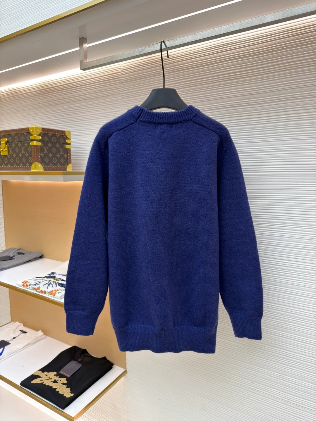 Celine Arc de Triomphe embroidered logo sweater ●Original version: Purchased and developed for 9900 ●Item number: 1681299-A45 ●Fabric: wool blended fabric ●Technology: 3D embroidery production ●Color: royal blue ●Version: fitted version ●Weight: about 720 grams ●Size: S-M-L-XL ●Description: Made of 35% wool, 15% cashmere, 50% cotton yarn. This fabric is soft and has a three-dimensional shape that won't change shape after being worn for a long time. The embroidery uses 3D three-dimensional embroidery, and the chest is embellished with the Arc de Triomphe embroidered logo. This style is machine-knitted with 7 needles, and the high-density thick stitching ensures warmth. Later process: washing and color fixation - fixed version - wool impurities. The overall wiring is straight and delicate, the fabric is comfortable and soft, and the color is consistent without color difference. It can be matched with the same style to create a fashionable look and control various occasions. Customized accessories, complete with three standards, same style for men and women!