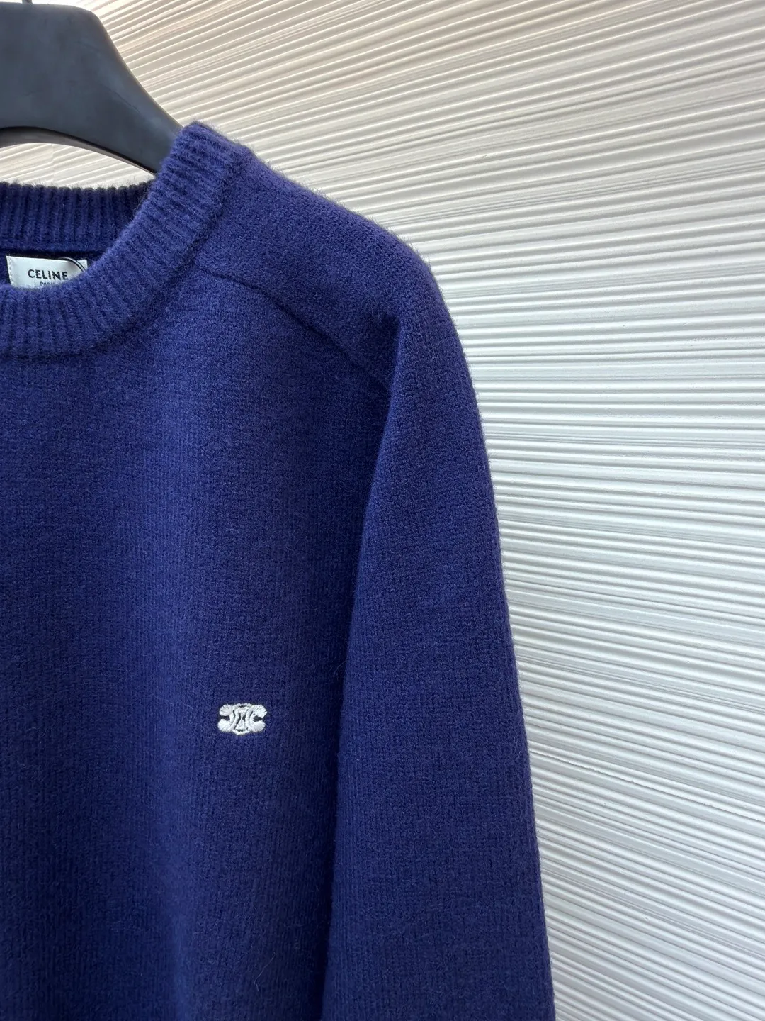 Celine Arc de Triomphe embroidered logo sweater ●Original version: Purchased and developed for 9900 ●Item number: 1681299-A45 ●Fabric: wool blended fabric ●Technology: 3D embroidery production ●Color: royal blue ●Version: fitted version ●Weight: about 720 grams ●Size: S-M-L-XL ●Description: Made of 35% wool, 15% cashmere, 50% cotton yarn. This fabric is soft and has a three-dimensional shape that won't change shape after being worn for a long time. The embroidery uses 3D three-dimensional embroidery, and the chest is embellished with the Arc de Triomphe embroidered logo. This style is machine-knitted with 7 needles, and the high-density thick stitching ensures warmth. Later process: washing and color fixation - fixed version - wool impurities. The overall wiring is straight and delicate, the fabric is comfortable and soft, and the color is consistent without color difference. It can be matched with the same style to create a fashionable look and control various occasions. Customized accessories, complete with three standards, same style for men and women!