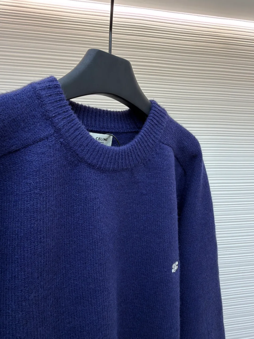 Celine Arc de Triomphe embroidered logo sweater ●Original version: Purchased and developed for 9900 ●Item number: 1681299-A45 ●Fabric: wool blended fabric ●Technology: 3D embroidery production ●Color: royal blue ●Version: fitted version ●Weight: about 720 grams ●Size: S-M-L-XL ●Description: Made of 35% wool, 15% cashmere, 50% cotton yarn. This fabric is soft and has a three-dimensional shape that won't change shape after being worn for a long time. The embroidery uses 3D three-dimensional embroidery, and the chest is embellished with the Arc de Triomphe embroidered logo. This style is machine-knitted with 7 needles, and the high-density thick stitching ensures warmth. Later process: washing and color fixation - fixed version - wool impurities. The overall wiring is straight and delicate, the fabric is comfortable and soft, and the color is consistent without color difference. It can be matched with the same style to create a fashionable look and control various occasions. Customized accessories, complete with three standards, same style for men and women!