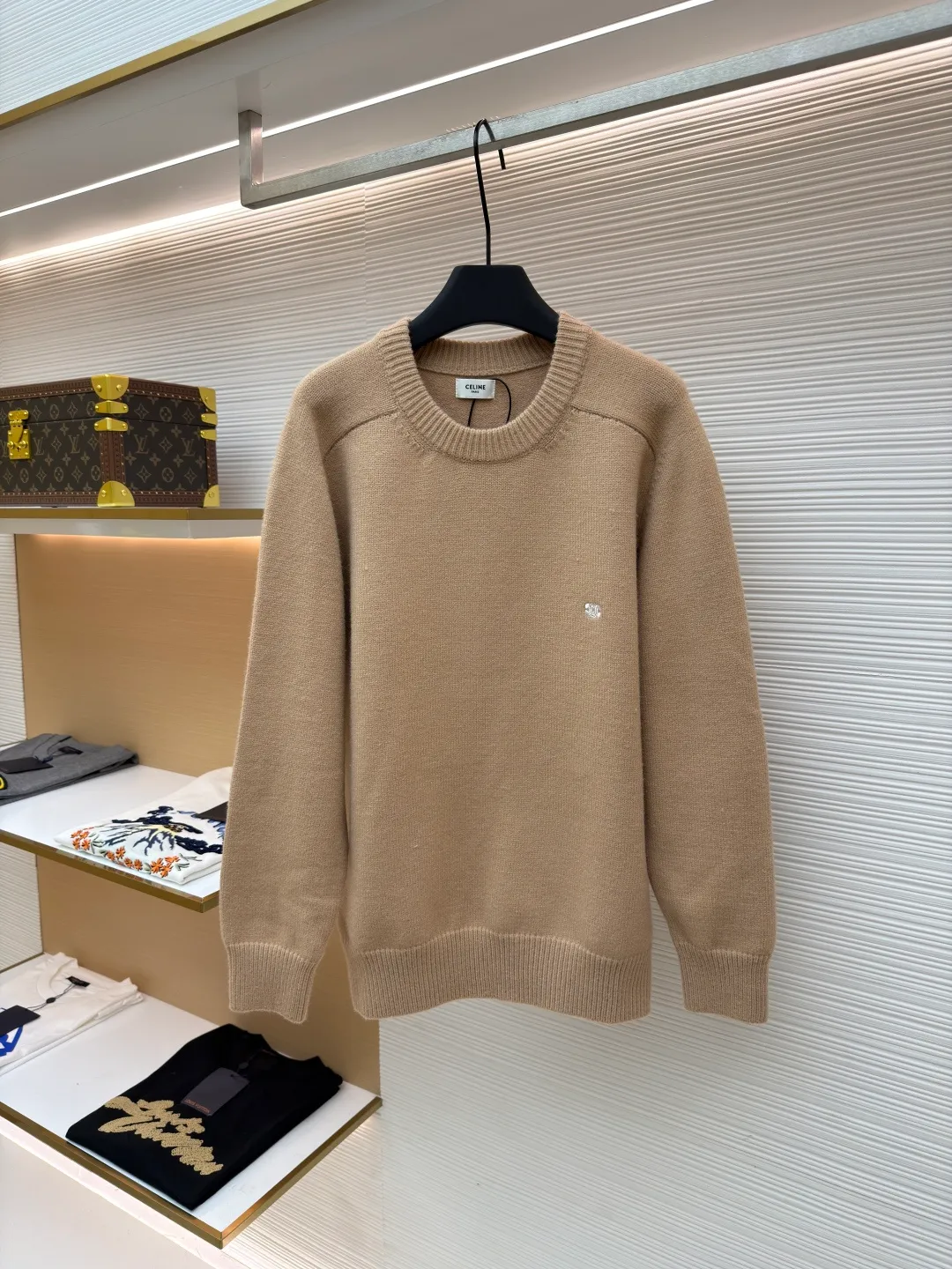 Celine Arc de Triomphe embroidered logo sweater ●Original version: Purchased and developed for 9900 ●Item number: 1681302-A45 ●Fabric: wool blended fabric ●Technology: 3D embroidery production ●Color: Khaki ●Version: Fitted version ●Weight: about 650 grams ●Size: S-M-L-XL ●Description: Made of 35% wool, 15% cashmere, 50% cotton yarn. This fabric is soft and has a three-dimensional shape that won't change shape after being worn for a long time. The embroidery uses 3D three-dimensional embroidery, and the chest is embellished with the Arc de Triomphe embroidered logo. This style is machine-knitted with 7 needles, and the high-density thick stitching ensures warmth. Later process: washing and color fixation - fixed version - wool impurities. The overall wiring is straight and delicate, the fabric is comfortable and soft, and the color is consistent without color difference. It can be matched with the same style to create a fashionable look and control various occasions. Customized accessories, complete with three standards, same style for men and women!