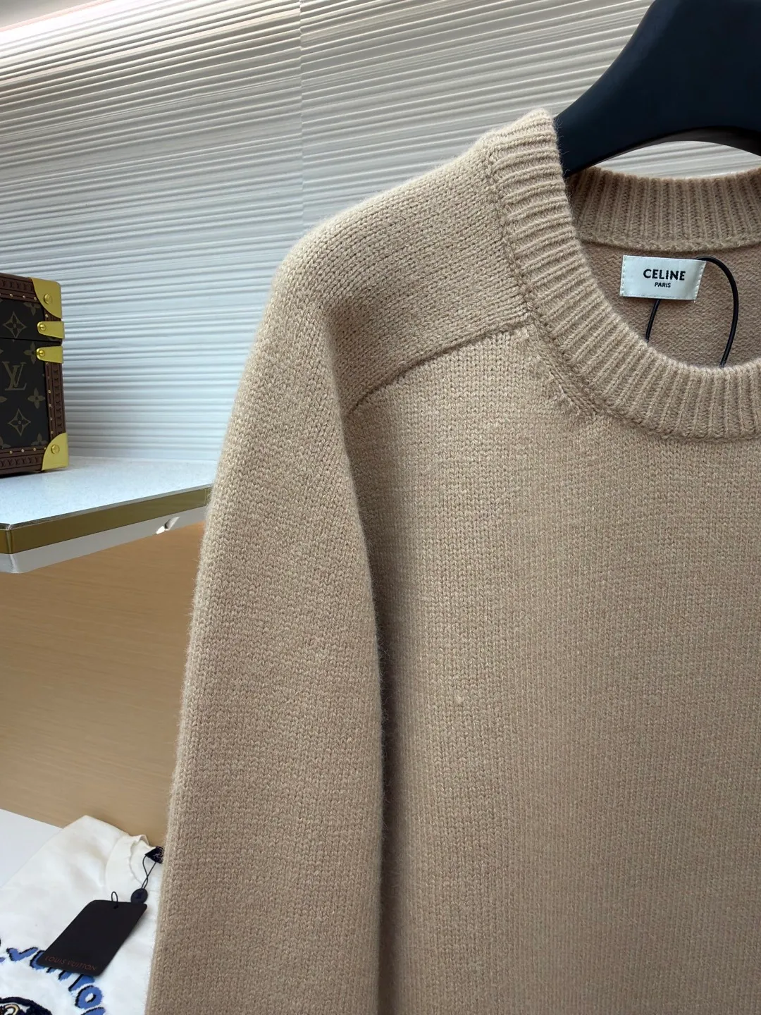 Celine Arc de Triomphe embroidered logo sweater ●Original version: Purchased and developed for 9900 ●Item number: 1681302-A45 ●Fabric: wool blended fabric ●Technology: 3D embroidery production ●Color: Khaki ●Version: Fitted version ●Weight: about 650 grams ●Size: S-M-L-XL ●Description: Made of 35% wool, 15% cashmere, 50% cotton yarn. This fabric is soft and has a three-dimensional shape that won't change shape after being worn for a long time. The embroidery uses 3D three-dimensional embroidery, and the chest is embellished with the Arc de Triomphe embroidered logo. This style is machine-knitted with 7 needles, and the high-density thick stitching ensures warmth. Later process: washing and color fixation - fixed version - wool impurities. The overall wiring is straight and delicate, the fabric is comfortable and soft, and the color is consistent without color difference. It can be matched with the same style to create a fashionable look and control various occasions. Customized accessories, complete with three standards, same style for men and women!