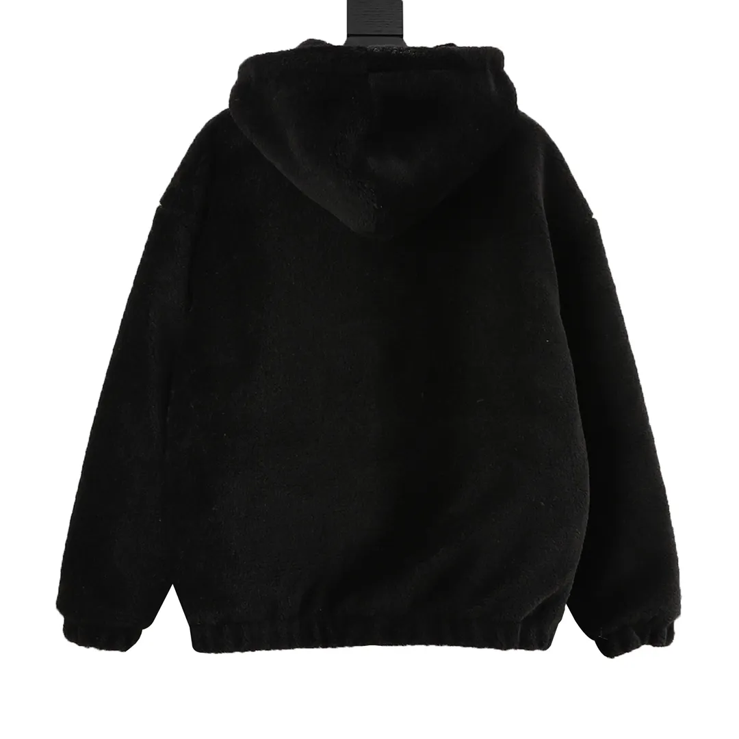 🅿️570 CELINE Arc de Triomphe Suede Cotton Jacket The polyester filament is passed through a circular knitting machine, and the warp and weft yarns are woven into each other into a double-sided knitted structure. The front and back are flat loops. The polar fleece fabric is formed after a series of processes such as dyeing, raising, carding, shearing, and polarization. The suede texture is soft and the fiber characteristics make it almost non-absorbent. It can quickly drain sweat to the outer layer of the fabric and evaporate quickly, maintaining good breathability. The suede surface can lock the air and form a stagnant air layer around the body, effectively preventing heat loss and providing good warmth retention properties. Using quilted cannage pattern, the seamstress precisely adjusts the speed of the machine and stitch density, so that the stitches are smooth and even during the operation. After completion, regular diagonal quilting lines will be formed, which will inadvertently enhance the overall texture when putting it on and taking it off. The fabric and padding material are tightly fixed to the frame of the embroidery machine. The embroidery machine uses sparse stitches along the padding layer's pattern to outline the filling area of ​​the pattern, and then runs the overlay layer's pattern, using dense stitches to perfectly cover the foam padding layer, thus forming a slightly raised Arc de Triomphe shape. After final finishing, the edges of the patch are burr-free and the pattern is clear. Size：XS-L