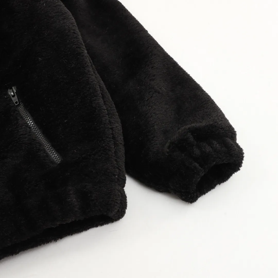 🅿️570 CELINE Arc de Triomphe Suede Cotton Jacket The polyester filament is passed through a circular knitting machine, and the warp and weft yarns are woven into each other into a double-sided knitted structure. The front and back are flat loops. The polar fleece fabric is formed after a series of processes such as dyeing, raising, carding, shearing, and polarization. The suede texture is soft and the fiber characteristics make it almost non-absorbent. It can quickly drain sweat to the outer layer of the fabric and evaporate quickly, maintaining good breathability. The suede surface can lock the air and form a stagnant air layer around the body, effectively preventing heat loss and providing good warmth retention properties. Using quilted cannage pattern, the seamstress precisely adjusts the speed of the machine and stitch density, so that the stitches are smooth and even during the operation. After completion, regular diagonal quilting lines will be formed, which will inadvertently enhance the overall texture when putting it on and taking it off. The fabric and padding material are tightly fixed to the frame of the embroidery machine. The embroidery machine uses sparse stitches along the padding layer's pattern to outline the filling area of ​​the pattern, and then runs the overlay layer's pattern, using dense stitches to perfectly cover the foam padding layer, thus forming a slightly raised Arc de Triomphe shape. After final finishing, the edges of the patch are burr-free and the pattern is clear. Size：XS-L