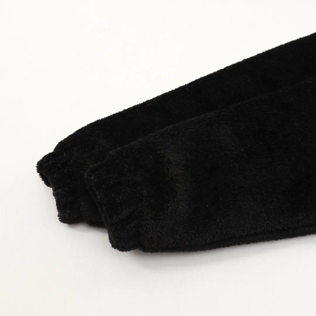 🅿️570 CELINE Arc de Triomphe Suede Cotton Jacket The polyester filament is passed through a circular knitting machine, and the warp and weft yarns are woven into each other into a double-sided knitted structure. The front and back are flat loops. The polar fleece fabric is formed after a series of processes such as dyeing, raising, carding, shearing, and polarization. The suede texture is soft and the fiber characteristics make it almost non-absorbent. It can quickly drain sweat to the outer layer of the fabric and evaporate quickly, maintaining good breathability. The suede surface can lock the air and form a stagnant air layer around the body, effectively preventing heat loss and providing good warmth retention properties. Using quilted cannage pattern, the seamstress precisely adjusts the speed of the machine and stitch density, so that the stitches are smooth and even during the operation. After completion, regular diagonal quilting lines will be formed, which will inadvertently enhance the overall texture when putting it on and taking it off. The fabric and padding material are tightly fixed to the frame of the embroidery machine. The embroidery machine uses sparse stitches along the padding layer's pattern to outline the filling area of ​​the pattern, and then runs the overlay layer's pattern, using dense stitches to perfectly cover the foam padding layer, thus forming a slightly raised Arc de Triomphe shape. After final finishing, the edges of the patch are burr-free and the pattern is clear. Size：XS-L