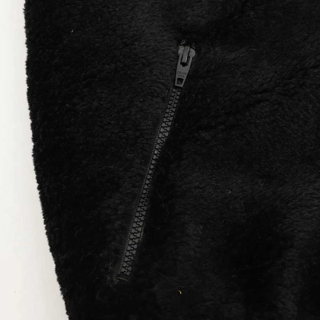 🅿️570 CELINE Arc de Triomphe Suede Cotton Jacket The polyester filament is passed through a circular knitting machine, and the warp and weft yarns are woven into each other into a double-sided knitted structure. The front and back are flat loops. The polar fleece fabric is formed after a series of processes such as dyeing, raising, carding, shearing, and polarization. The suede texture is soft and the fiber characteristics make it almost non-absorbent. It can quickly drain sweat to the outer layer of the fabric and evaporate quickly, maintaining good breathability. The suede surface can lock the air and form a stagnant air layer around the body, effectively preventing heat loss and providing good warmth retention properties. Using quilted cannage pattern, the seamstress precisely adjusts the speed of the machine and stitch density, so that the stitches are smooth and even during the operation. After completion, regular diagonal quilting lines will be formed, which will inadvertently enhance the overall texture when putting it on and taking it off. The fabric and padding material are tightly fixed to the frame of the embroidery machine. The embroidery machine uses sparse stitches along the padding layer's pattern to outline the filling area of ​​the pattern, and then runs the overlay layer's pattern, using dense stitches to perfectly cover the foam padding layer, thus forming a slightly raised Arc de Triomphe shape. After final finishing, the edges of the patch are burr-free and the pattern is clear. Size：XS-L