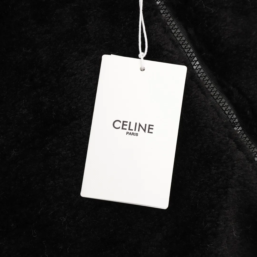🅿️570 CELINE Arc de Triomphe Suede Cotton Jacket The polyester filament is passed through a circular knitting machine, and the warp and weft yarns are woven into each other into a double-sided knitted structure. The front and back are flat loops. The polar fleece fabric is formed after a series of processes such as dyeing, raising, carding, shearing, and polarization. The suede texture is soft and the fiber characteristics make it almost non-absorbent. It can quickly drain sweat to the outer layer of the fabric and evaporate quickly, maintaining good breathability. The suede surface can lock the air and form a stagnant air layer around the body, effectively preventing heat loss and providing good warmth retention properties. Using quilted cannage pattern, the seamstress precisely adjusts the speed of the machine and stitch density, so that the stitches are smooth and even during the operation. After completion, regular diagonal quilting lines will be formed, which will inadvertently enhance the overall texture when putting it on and taking it off. The fabric and padding material are tightly fixed to the frame of the embroidery machine. The embroidery machine uses sparse stitches along the padding layer's pattern to outline the filling area of ​​the pattern, and then runs the overlay layer's pattern, using dense stitches to perfectly cover the foam padding layer, thus forming a slightly raised Arc de Triomphe shape. After final finishing, the edges of the patch are burr-free and the pattern is clear. Size：XS-L