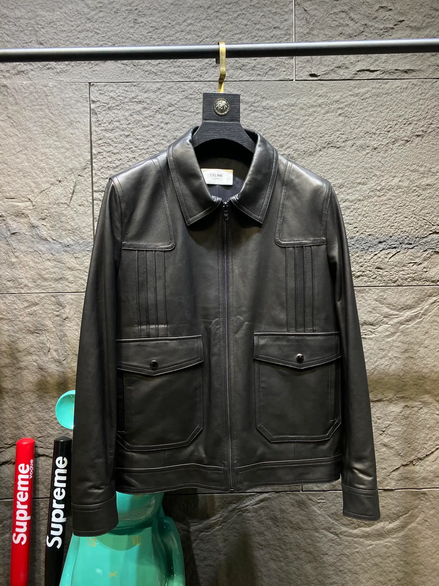 🅿️3100 Celine men's fabric is made of high-quality sheepskin. The cupro silk lining is used on the inside to enhance the quality of the whole piece. The upper body is very handsome. It is classic and never goes out of style. Sizes 48 to 56