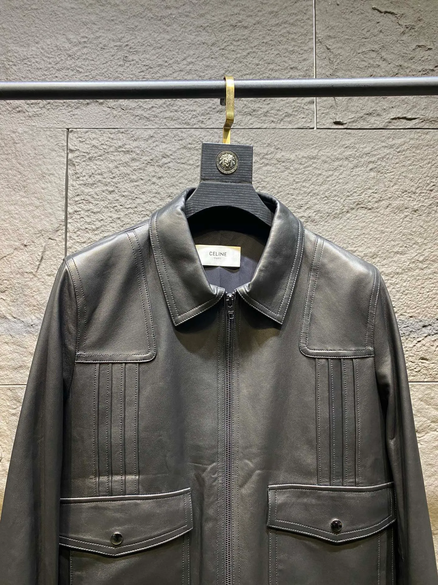 🅿️3100 Celine men's fabric is made of high-quality sheepskin. The cupro silk lining is used on the inside to enhance the quality of the whole piece. The upper body is very handsome. It is classic and never goes out of style. Sizes 48 to 56