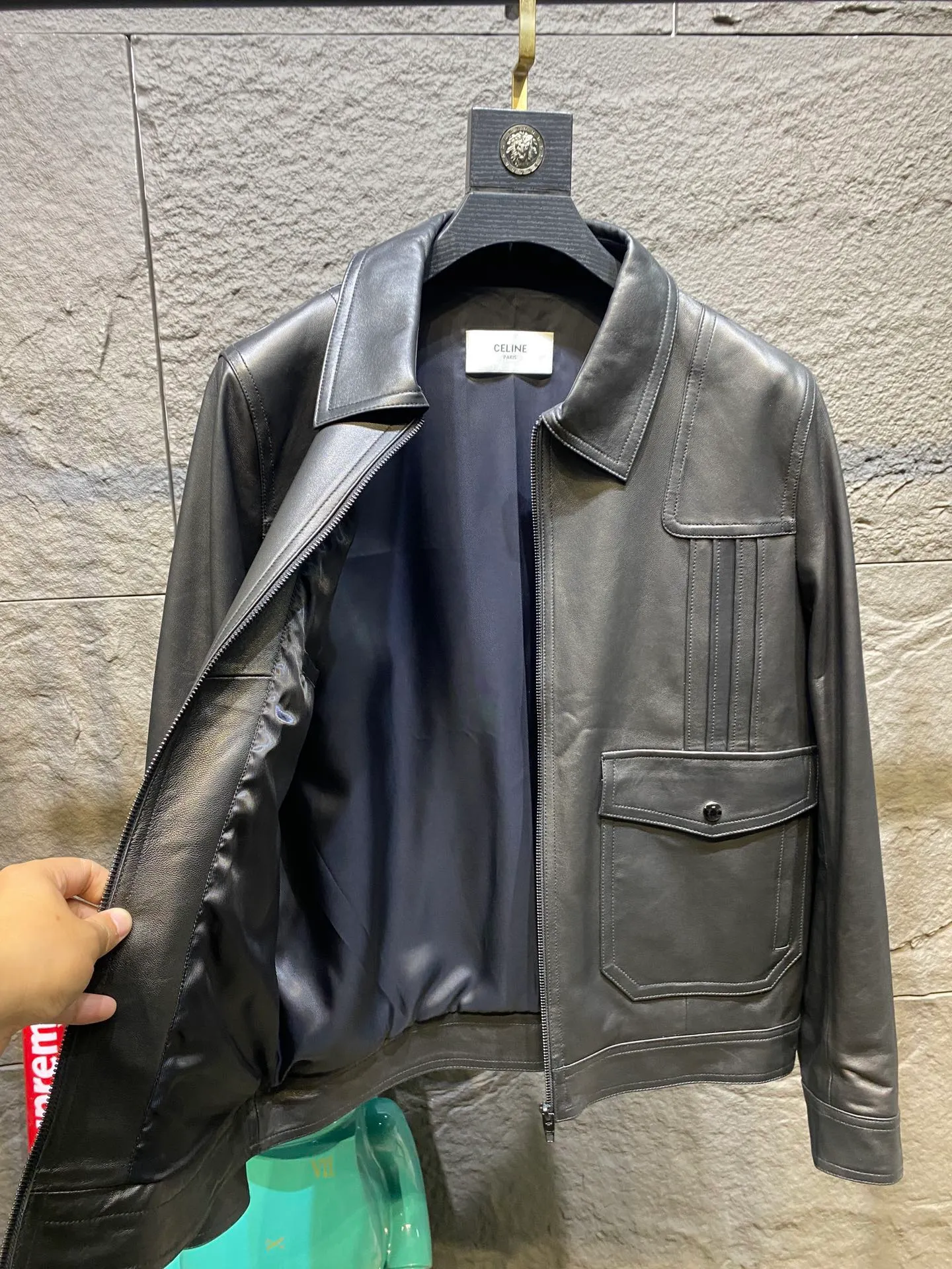 🅿️3100 Celine men's fabric is made of high-quality sheepskin. The cupro silk lining is used on the inside to enhance the quality of the whole piece. The upper body is very handsome. It is classic and never goes out of style. Sizes 48 to 56