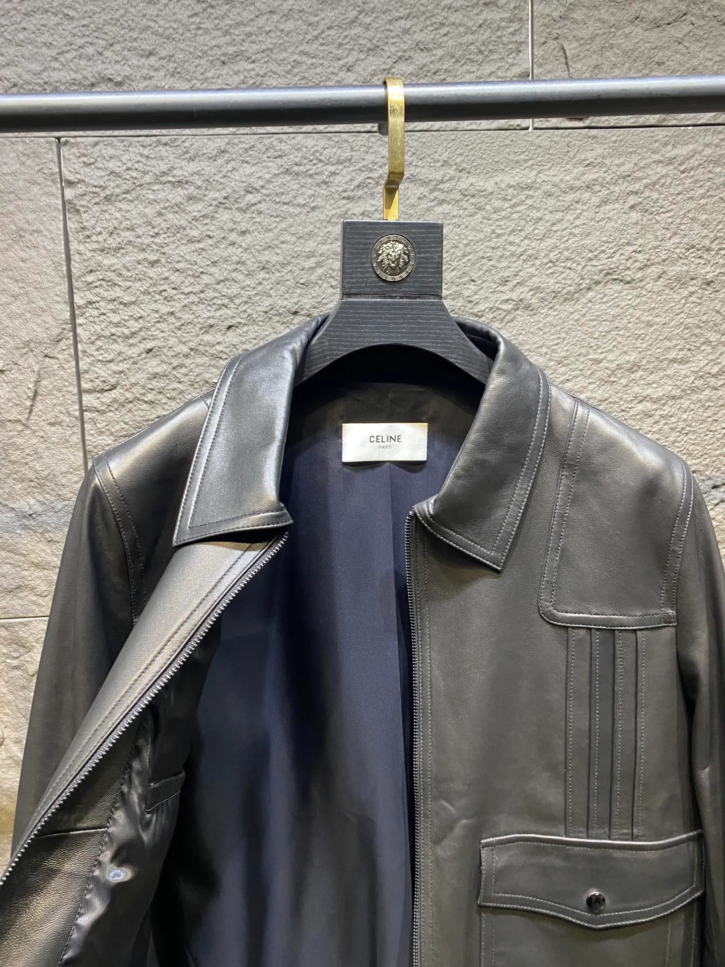 🅿️3100 Celine men's fabric is made of high-quality sheepskin. The cupro silk lining is used on the inside to enhance the quality of the whole piece. The upper body is very handsome. It is classic and never goes out of style. Sizes 48 to 56