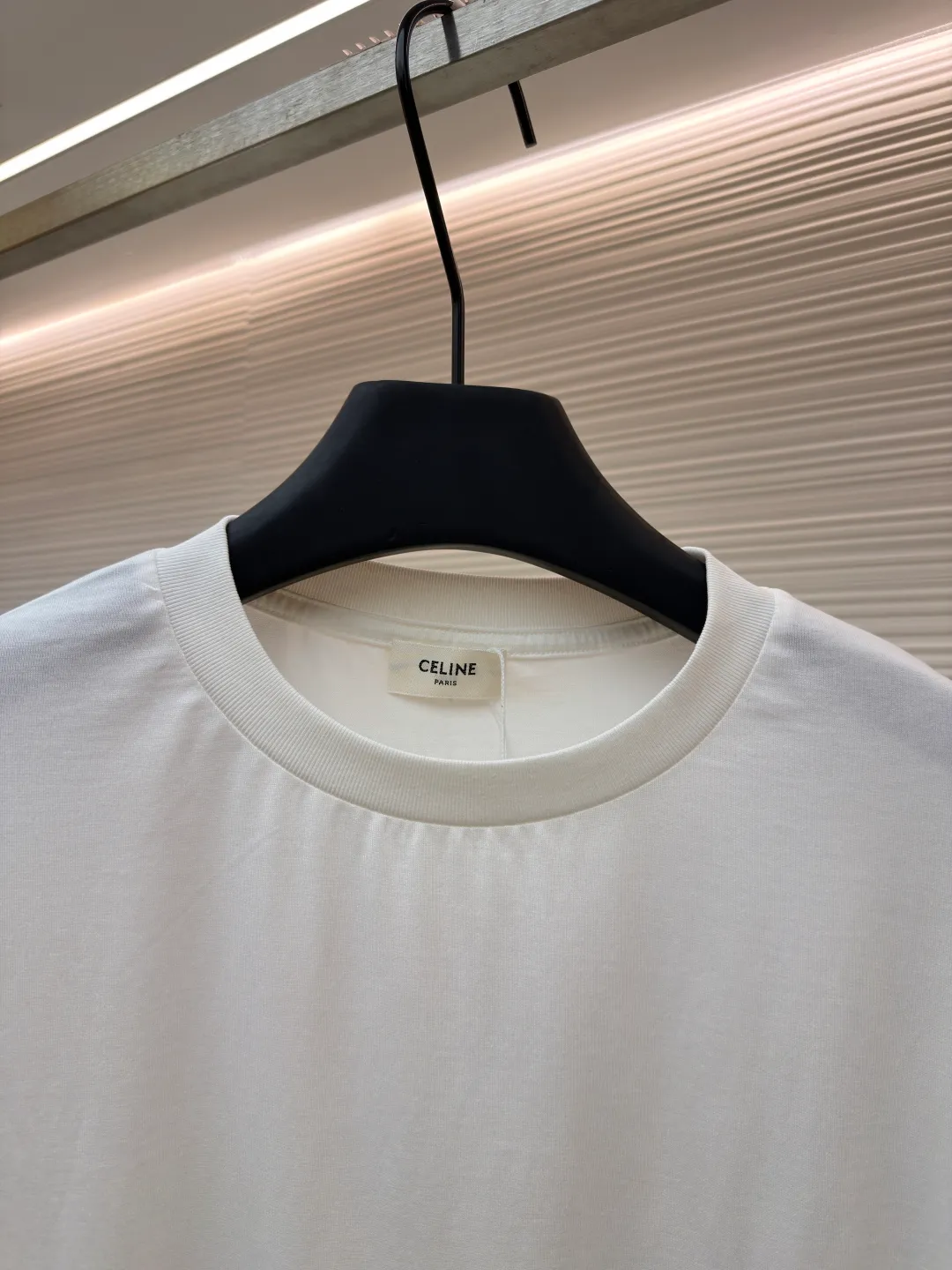Celine Arc de Triomphe short sleeves ●Original version: Purchased and developed for 5100 ●Item number: 1682420-X90 ●Fabric: 40-count double-ply fabric ●Technology: embroidery production ●Color: white ●Version: Fitted version ●Weight: about 205 grams ●Size: S-M-L-XL ●Description: Made of 40-count double-ply fabric, soft to the touch, comfortable and skin-friendly, the iconic Celine Arc de Triomphe logo embellishes the front Simple to the extreme is fashionable. The simplest classic black T-shirt is the most touching. Adopt imported machine embroidery technology, use advanced computer control systems and precision mechanical components to achieve Arc de Triomphe embroidery operations with high precision. The lines are smooth and delicate, and the fabrics have been washed. It has a better hand feel and texture, is not easy to deform, is not easy to shrink, is not easy to fade, and maintains long-term beauty. The overall wiring is straight and delicate, the fabric is comfortable and soft, and the color is consistent without color difference. It can be matched with the same style to create a fashionable look and control various occasions. Customized accessories, complete with three standards, same style for men and women!