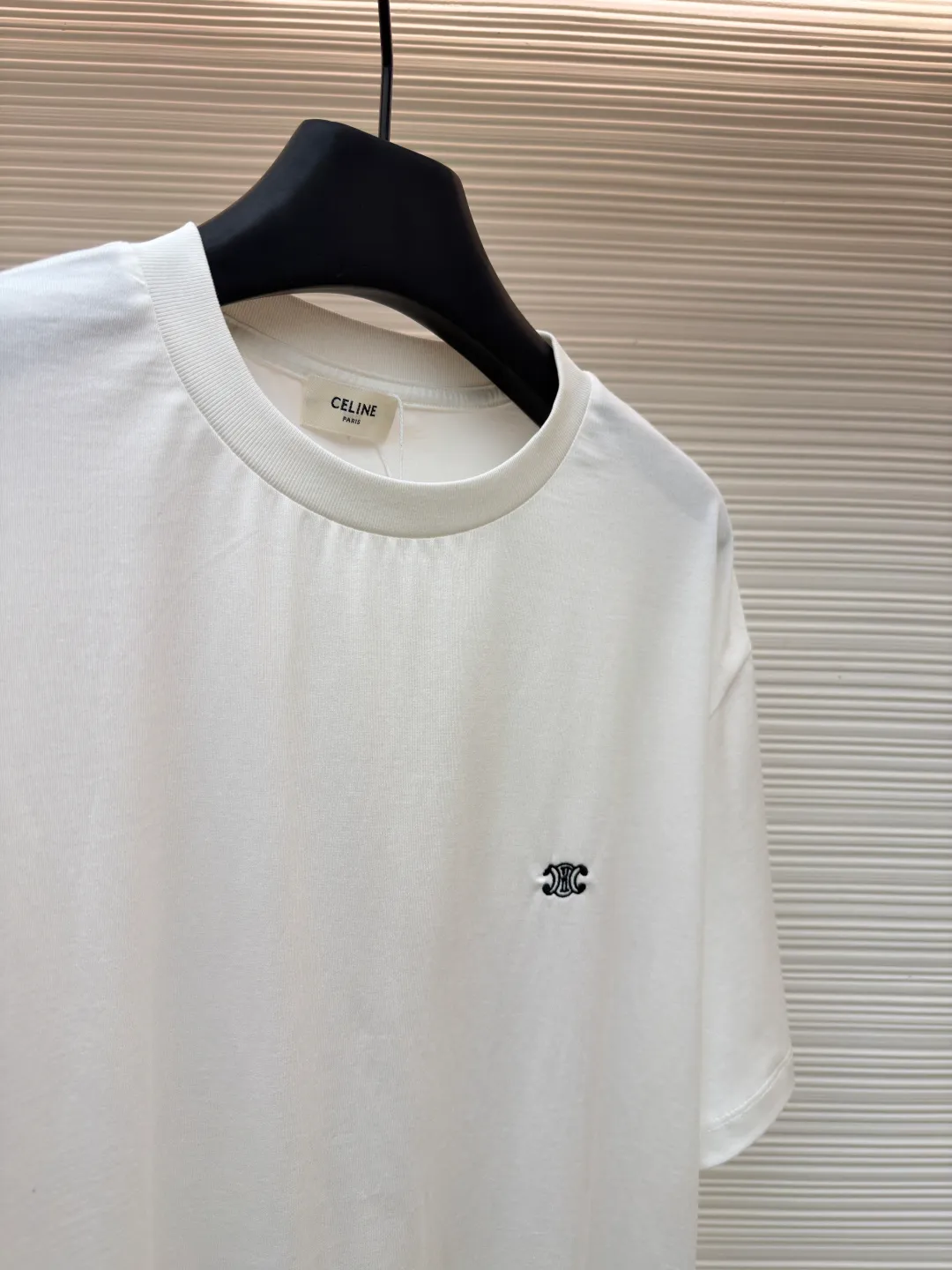 Celine Arc de Triomphe short sleeves ●Original version: Purchased and developed for 5100 ●Item number: 1682420-X90 ●Fabric: 40-count double-ply fabric ●Technology: embroidery production ●Color: white ●Version: Fitted version ●Weight: about 205 grams ●Size: S-M-L-XL ●Description: Made of 40-count double-ply fabric, soft to the touch, comfortable and skin-friendly, the iconic Celine Arc de Triomphe logo embellishes the front Simple to the extreme is fashionable. The simplest classic black T-shirt is the most touching. Adopt imported machine embroidery technology, use advanced computer control systems and precision mechanical components to achieve Arc de Triomphe embroidery operations with high precision. The lines are smooth and delicate, and the fabrics have been washed. It has a better hand feel and texture, is not easy to deform, is not easy to shrink, is not easy to fade, and maintains long-term beauty. The overall wiring is straight and delicate, the fabric is comfortable and soft, and the color is consistent without color difference. It can be matched with the same style to create a fashionable look and control various occasions. Customized accessories, complete with three standards, same style for men and women!