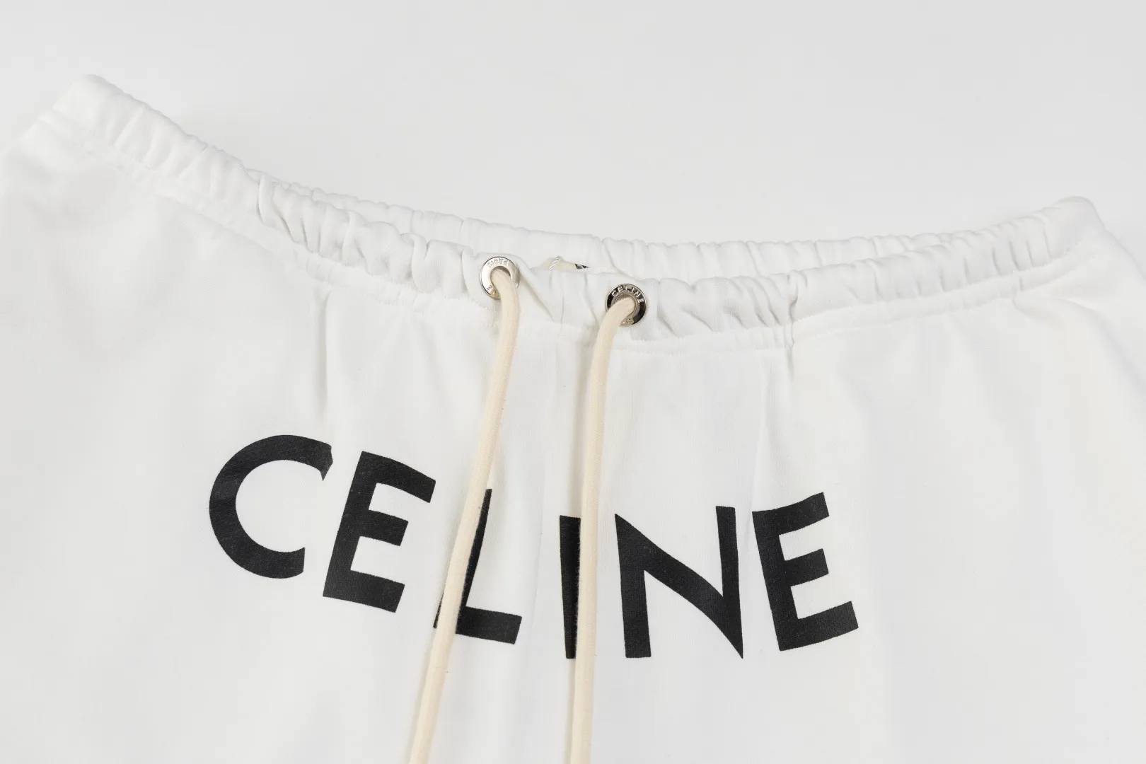 🅿️200 Celine 25SS counters are selling new printed shorts. Custom-woven and dyed 400g fabric. Logo-printed shorts. Versatile and low-key. Tight and three-dimensional. Customized logo hardware. Full details. Gray color is very versatile. Same style for men and women. Size: XS-L