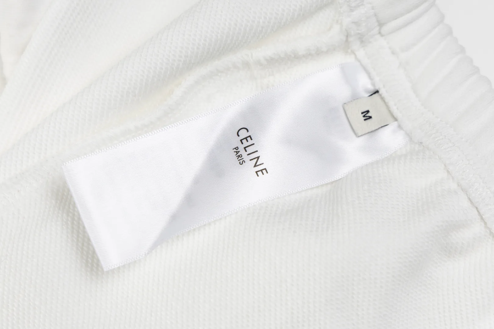 🅿️200 Celine 25SS counters are selling new printed shorts. Custom-woven and dyed 400g fabric. Logo-printed shorts. Versatile and low-key. Tight and three-dimensional. Customized logo hardware. Full details. Gray color is very versatile. Same style for men and women. Size: XS-L