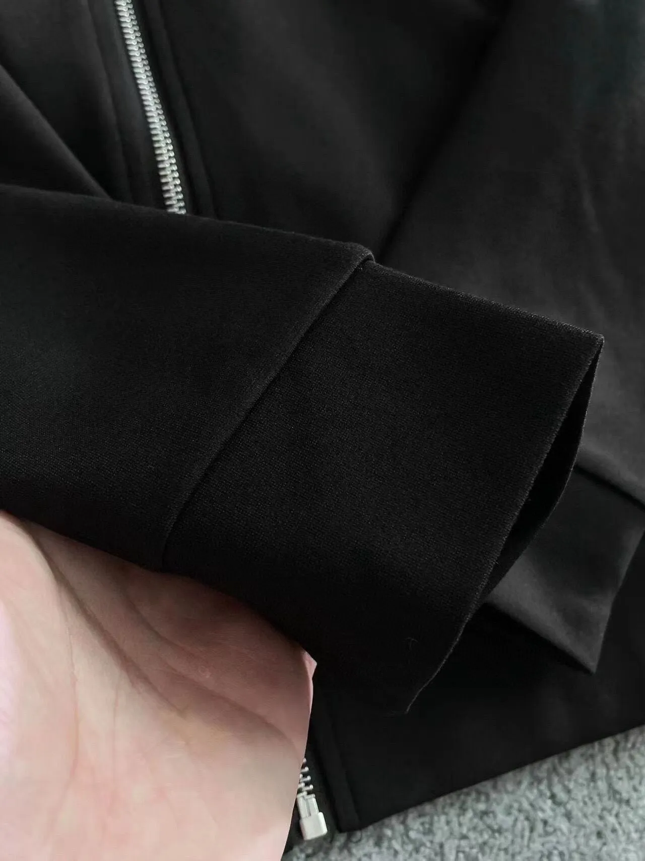 🅿️460 Directly approved brand [CELINE Celine] (velvet and thickened) 2025 autumn and winter new products, celebrities’ favorite fashion-flavored casual suits, clean and neat tailoring, full of urban style. Made of high-quality customized fabrics, the inner warmth is excellent, the hand feels soft and dry, and the upper body effect is crisp and stylish. The three-dimensional cutting process and the pattern are all of high standards, and the silhouette version has the right benefits! It is not tight at all, and you feel good when you put it on. So many top-quality raw materials create high-end products with unparalleled value. It is the first choice for high-end fashion people. (Size: M-4XL can wear up to 200 pounds)