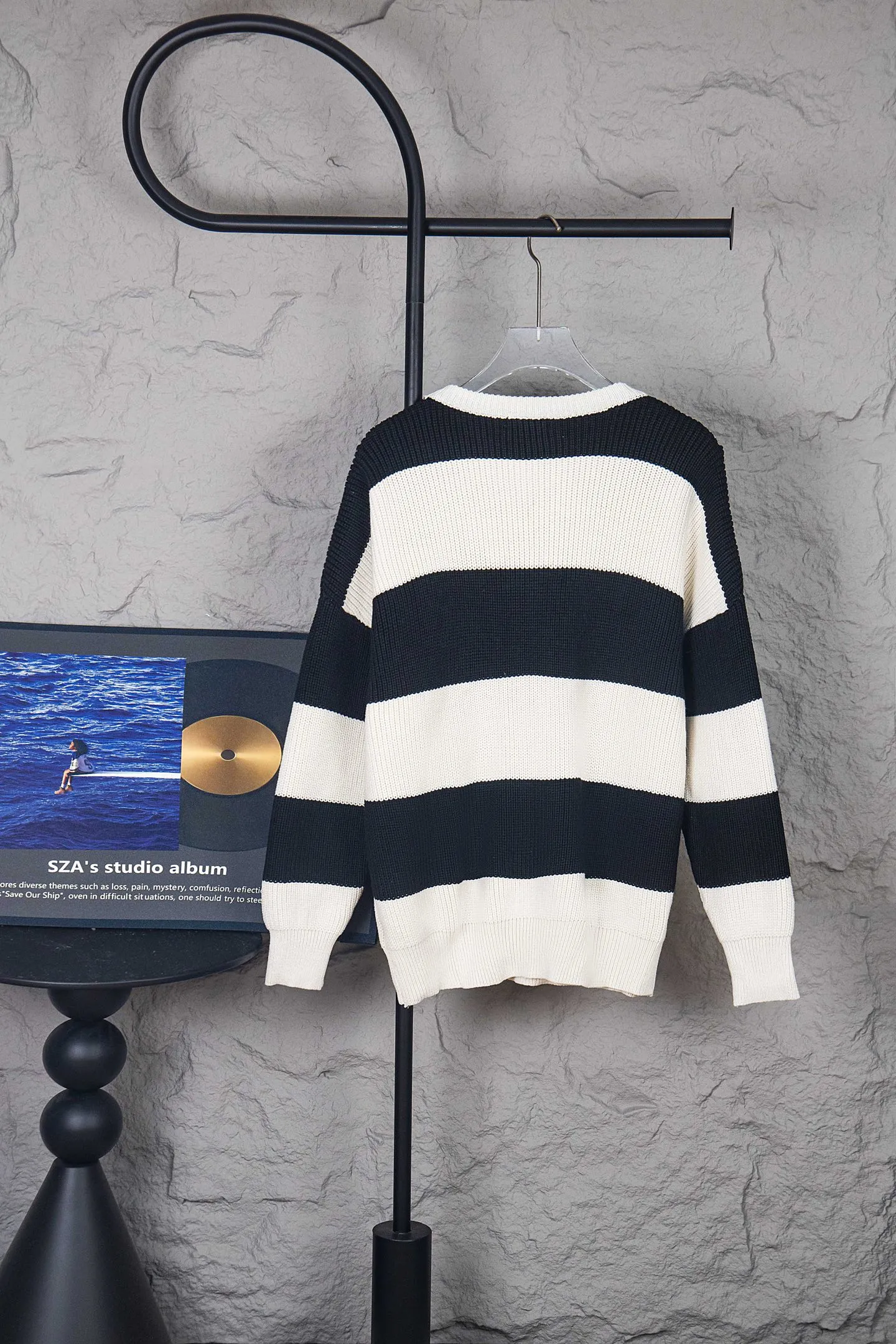 🅿️270 Style number: M254 CELINE black and white thick striped letter crew neck sweater. The fabric is made of 80% wool and has good warmth and elasticity. Wool sweaters are soft and thick, and the fabric's fibers lock tightly to trap warmth. In addition, wool also has a certain degree of hygroscopicity, making it less likely to feel stuffy when worn. The neckline, cuffs, hem and other parts are all very delicately finished, showing the brand's pursuit of quality. At the same time, the brand's iconic embroidery and chest LOGO are incorporated to enhance the overall sense of luxury. Size：S-XL