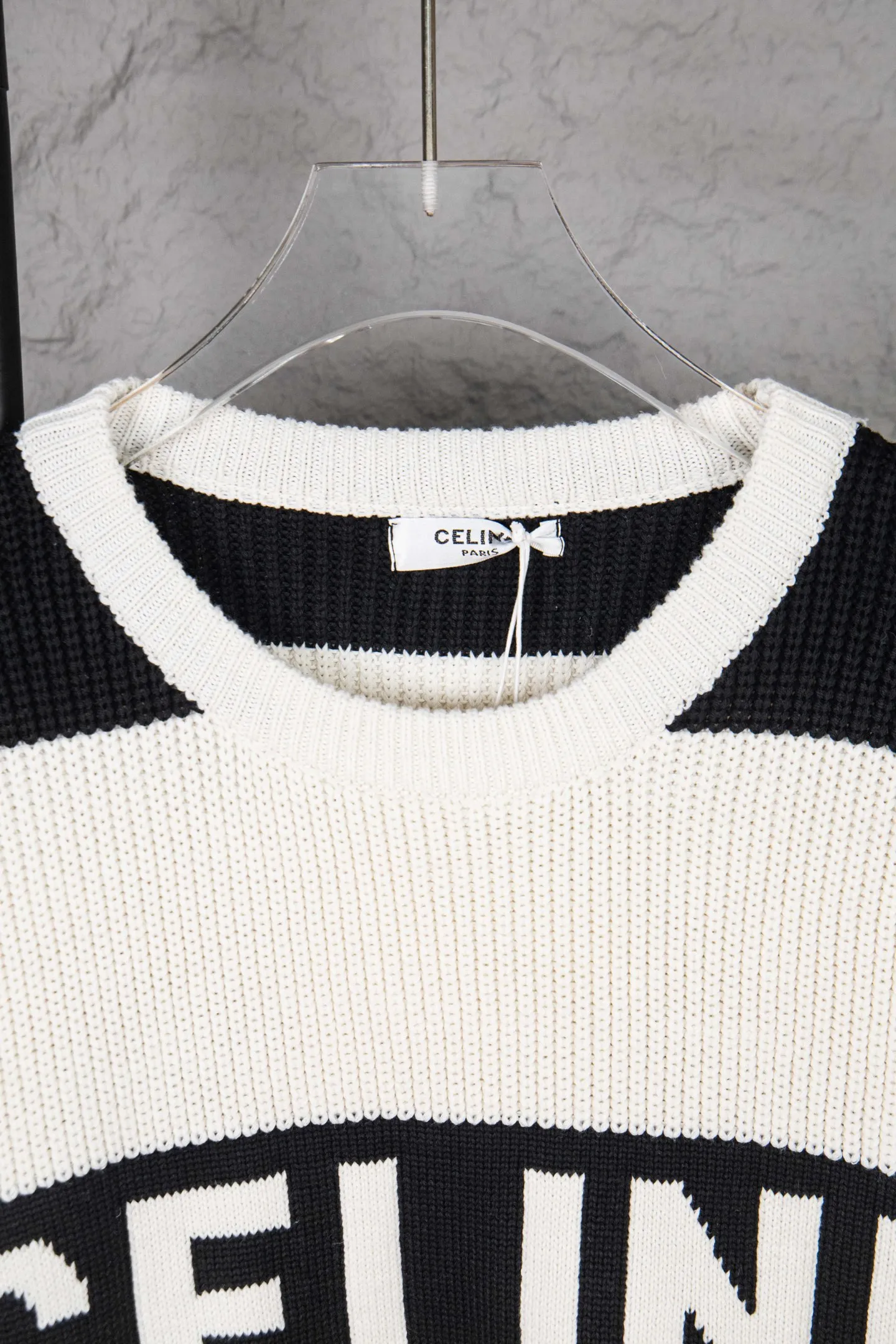 🅿️270 Style number: M254 CELINE black and white thick striped letter crew neck sweater. The fabric is made of 80% wool and has good warmth and elasticity. Wool sweaters are soft and thick, and the fabric's fibers lock tightly to trap warmth. In addition, wool also has a certain degree of hygroscopicity, making it less likely to feel stuffy when worn. The neckline, cuffs, hem and other parts are all very delicately finished, showing the brand's pursuit of quality. At the same time, the brand's iconic embroidery and chest LOGO are incorporated to enhance the overall sense of luxury. Size：S-XL