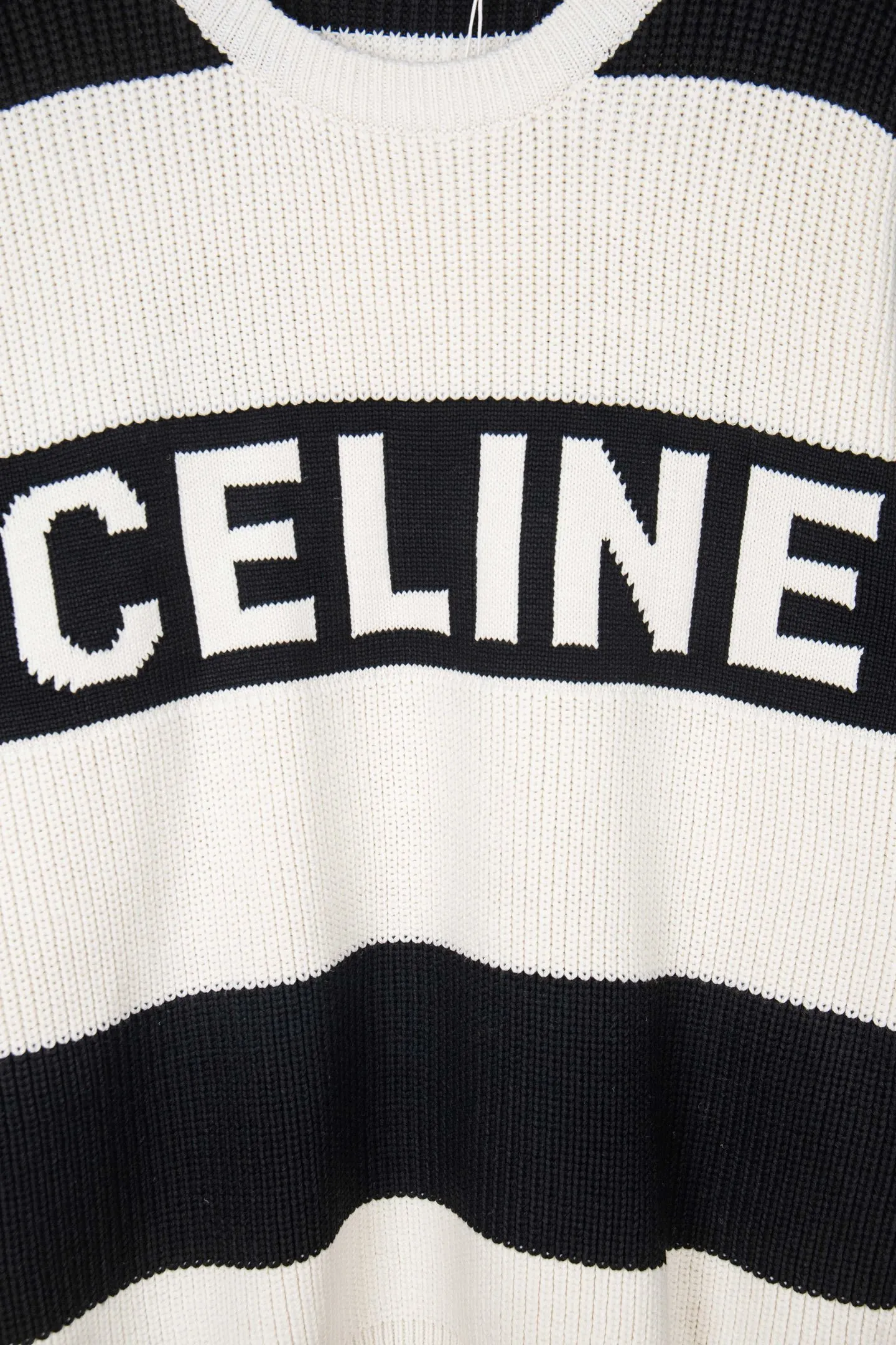 🅿️270 Style number: M254 CELINE black and white thick striped letter crew neck sweater. The fabric is made of 80% wool and has good warmth and elasticity. Wool sweaters are soft and thick, and the fabric's fibers lock tightly to trap warmth. In addition, wool also has a certain degree of hygroscopicity, making it less likely to feel stuffy when worn. The neckline, cuffs, hem and other parts are all very delicately finished, showing the brand's pursuit of quality. At the same time, the brand's iconic embroidery and chest LOGO are incorporated to enhance the overall sense of luxury. Size：S-XL