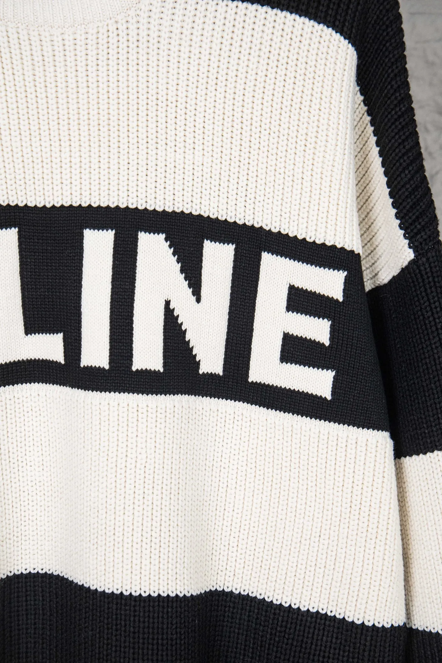 🅿️270 Style number: M254 CELINE black and white thick striped letter crew neck sweater. The fabric is made of 80% wool and has good warmth and elasticity. Wool sweaters are soft and thick, and the fabric's fibers lock tightly to trap warmth. In addition, wool also has a certain degree of hygroscopicity, making it less likely to feel stuffy when worn. The neckline, cuffs, hem and other parts are all very delicately finished, showing the brand's pursuit of quality. At the same time, the brand's iconic embroidery and chest LOGO are incorporated to enhance the overall sense of luxury. Size：S-XL