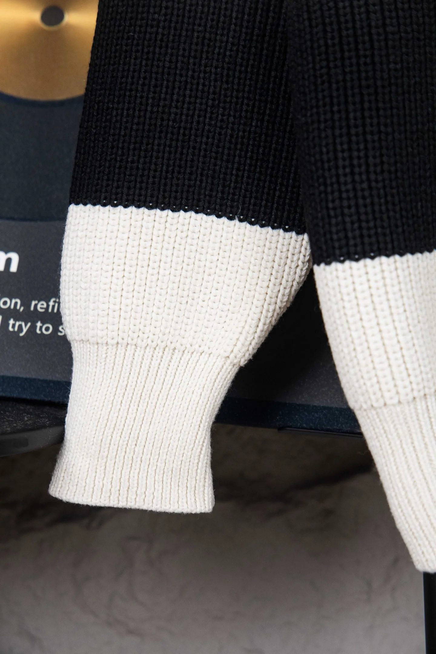 🅿️270 Style number: M254 CELINE black and white thick striped letter crew neck sweater. The fabric is made of 80% wool and has good warmth and elasticity. Wool sweaters are soft and thick, and the fabric's fibers lock tightly to trap warmth. In addition, wool also has a certain degree of hygroscopicity, making it less likely to feel stuffy when worn. The neckline, cuffs, hem and other parts are all very delicately finished, showing the brand's pursuit of quality. At the same time, the brand's iconic embroidery and chest LOGO are incorporated to enhance the overall sense of luxury. Size：S-XL
