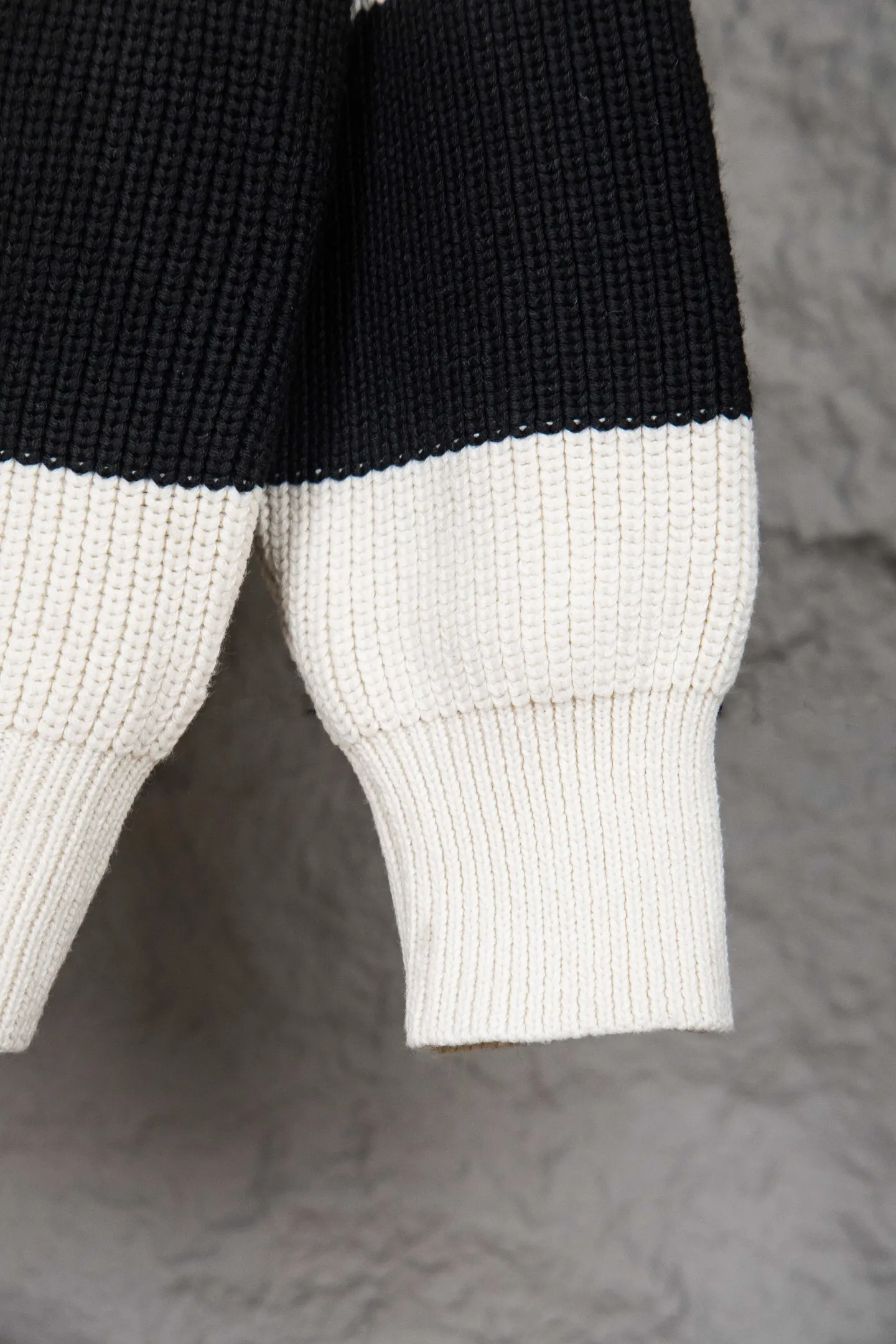 🅿️270 Style number: M254 CELINE black and white thick striped letter crew neck sweater. The fabric is made of 80% wool and has good warmth and elasticity. Wool sweaters are soft and thick, and the fabric's fibers lock tightly to trap warmth. In addition, wool also has a certain degree of hygroscopicity, making it less likely to feel stuffy when worn. The neckline, cuffs, hem and other parts are all very delicately finished, showing the brand's pursuit of quality. At the same time, the brand's iconic embroidery and chest LOGO are incorporated to enhance the overall sense of luxury. Size：S-XL