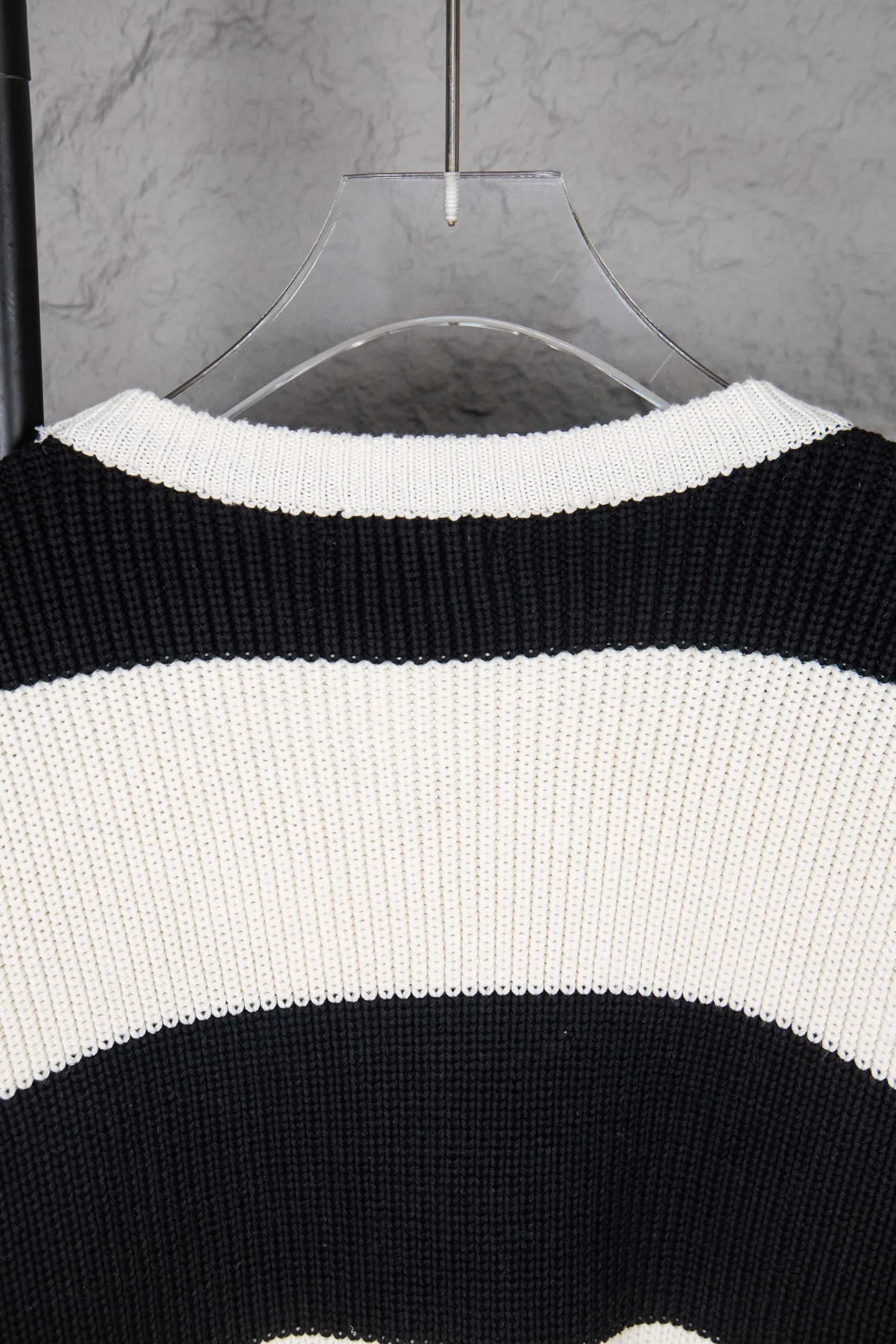 🅿️270 Style number: M254 CELINE black and white thick striped letter crew neck sweater. The fabric is made of 80% wool and has good warmth and elasticity. Wool sweaters are soft and thick, and the fabric's fibers lock tightly to trap warmth. In addition, wool also has a certain degree of hygroscopicity, making it less likely to feel stuffy when worn. The neckline, cuffs, hem and other parts are all very delicately finished, showing the brand's pursuit of quality. At the same time, the brand's iconic embroidery and chest LOGO are incorporated to enhance the overall sense of luxury. Size：S-XL