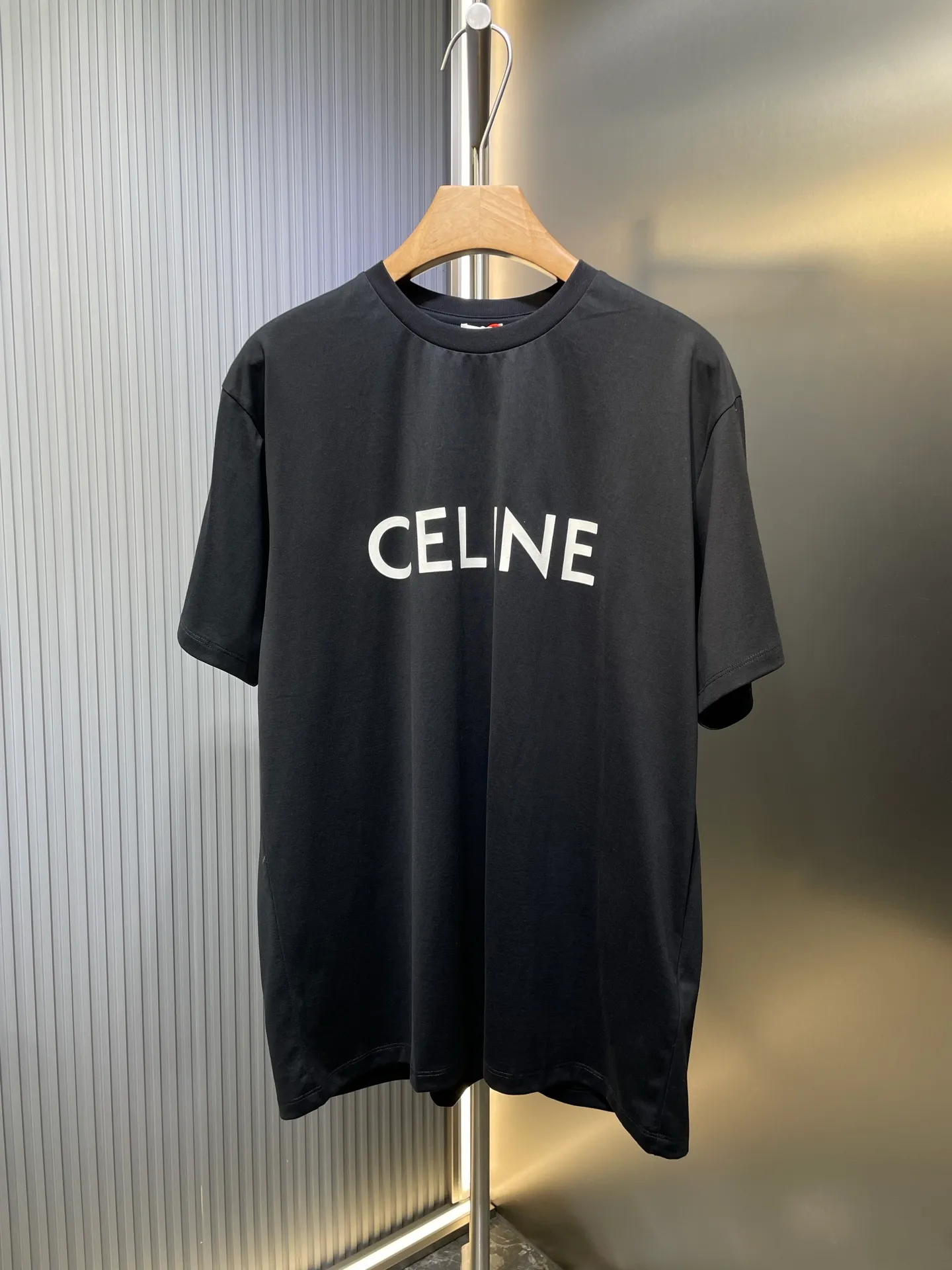 🅿️260 Celine Logo🌟 Printed short sleeves Made of 170 grams of 50 double strands, soft to the touch, comfortable and skin-friendly. The iconic Celine Logo print embellishes the front. Simple to the extreme, it is fashionable. The simplest classic white T-shirt is the most touching. Process 1: Printed with elastic glue, the effect is neat and tidy, and the workmanship is cumbersome. Process 2: The fabrics have been washed, the texture is better, and it is not easy to deform. Not easy to shrink, not easy to fade, maintain long-term beauty Accessories: Customized 1:1 Celine trademark Version: Loose version Size: XS S M L Style number: 23298-A10