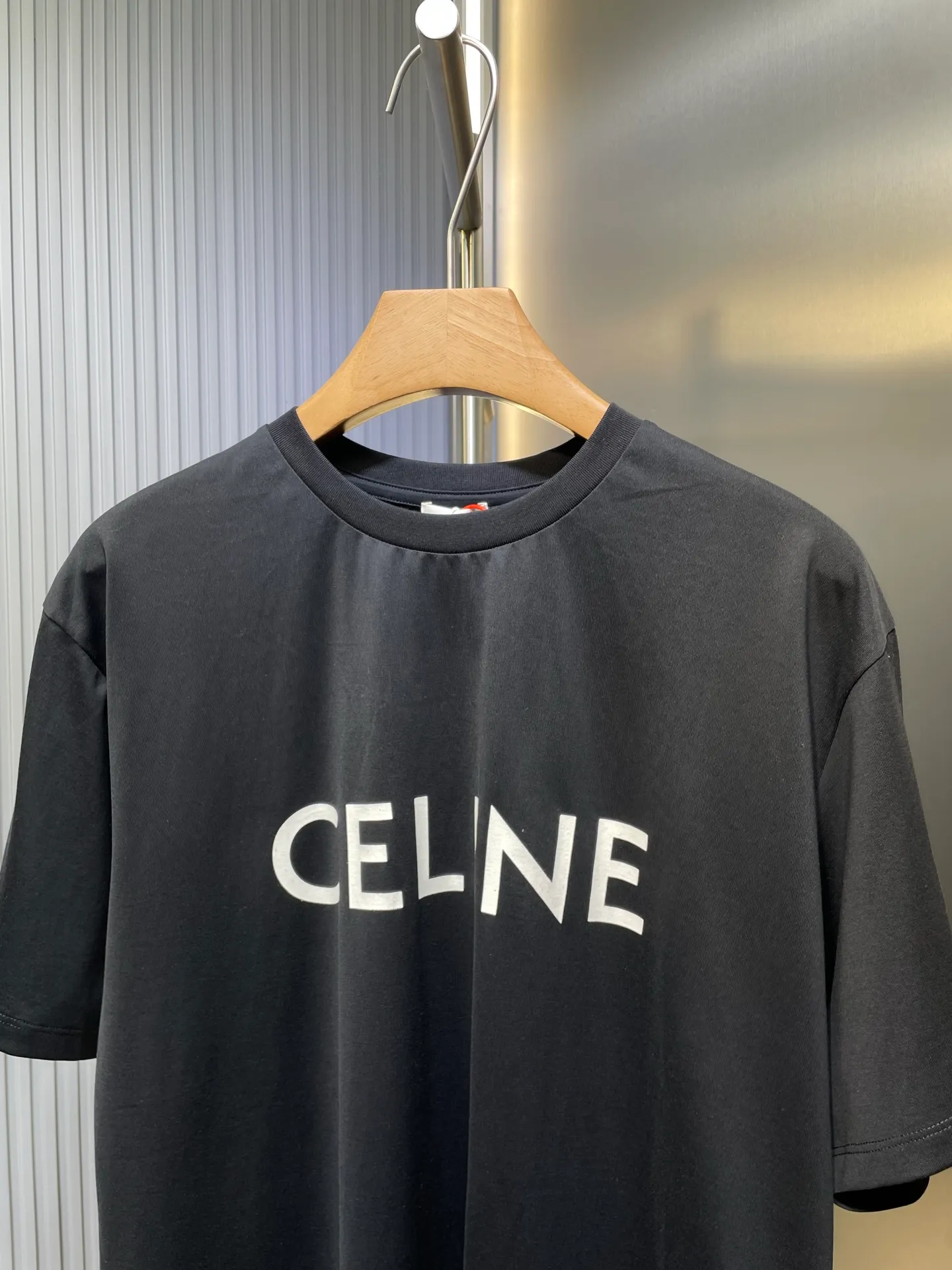 🅿️260 Celine Logo🌟 Printed short sleeves Made of 170 grams of 50 double strands, soft to the touch, comfortable and skin-friendly. The iconic Celine Logo print embellishes the front. Simple to the extreme, it is fashionable. The simplest classic white T-shirt is the most touching. Process 1: Printed with elastic glue, the effect is neat and tidy, and the workmanship is cumbersome. Process 2: The fabrics have been washed, the texture is better, and it is not easy to deform. Not easy to shrink, not easy to fade, maintain long-term beauty Accessories: Customized 1:1 Celine trademark Version: Loose version Size: XS S M L Style number: 23298-A10