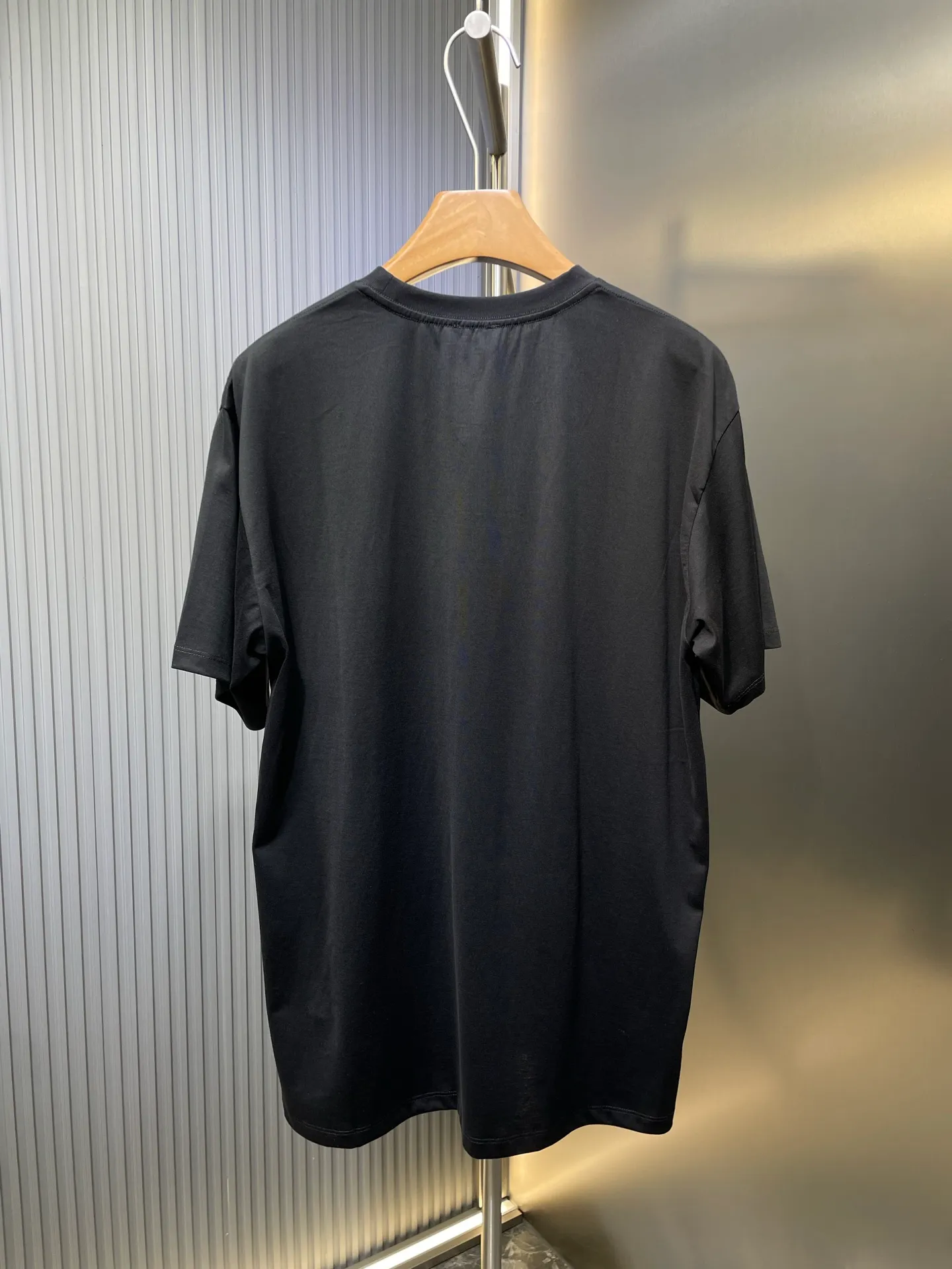 🅿️260 Celine Logo🌟 Printed short sleeves Made of 170 grams of 50 double strands, soft to the touch, comfortable and skin-friendly. The iconic Celine Logo print embellishes the front. Simple to the extreme, it is fashionable. The simplest classic white T-shirt is the most touching. Process 1: Printed with elastic glue, the effect is neat and tidy, and the workmanship is cumbersome. Process 2: The fabrics have been washed, the texture is better, and it is not easy to deform. Not easy to shrink, not easy to fade, maintain long-term beauty Accessories: Customized 1:1 Celine trademark Version: Loose version Size: XS S M L Style number: 23298-A10
