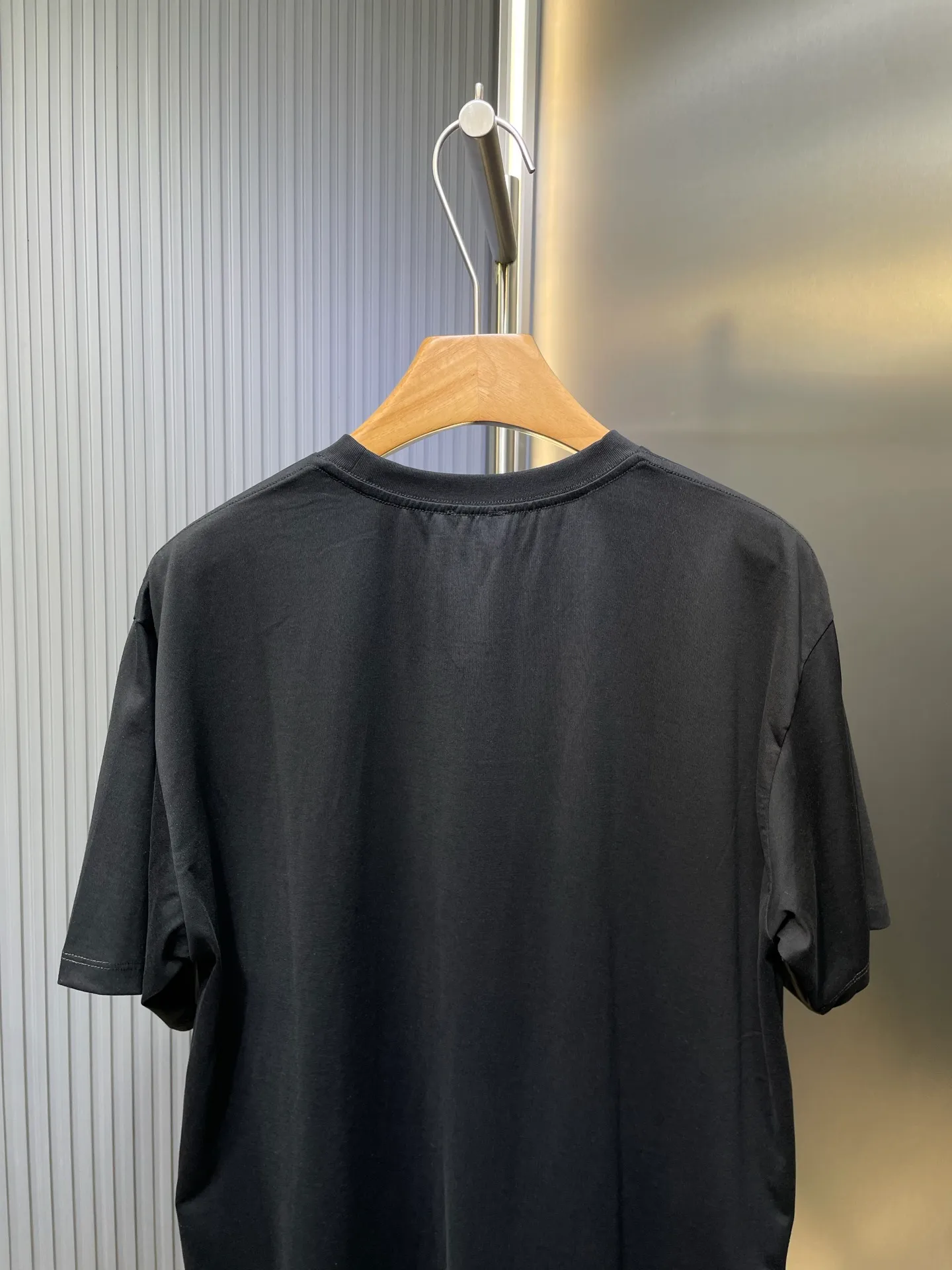 🅿️260 Celine Logo🌟 Printed short sleeves Made of 170 grams of 50 double strands, soft to the touch, comfortable and skin-friendly. The iconic Celine Logo print embellishes the front. Simple to the extreme, it is fashionable. The simplest classic white T-shirt is the most touching. Process 1: Printed with elastic glue, the effect is neat and tidy, and the workmanship is cumbersome. Process 2: The fabrics have been washed, the texture is better, and it is not easy to deform. Not easy to shrink, not easy to fade, maintain long-term beauty Accessories: Customized 1:1 Celine trademark Version: Loose version Size: XS S M L Style number: 23298-A10