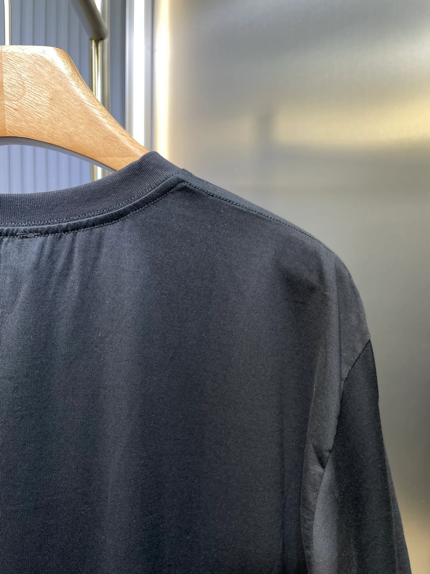 🅿️260 Celine Logo🌟 Printed short sleeves Made of 170 grams of 50 double strands, soft to the touch, comfortable and skin-friendly. The iconic Celine Logo print embellishes the front. Simple to the extreme, it is fashionable. The simplest classic white T-shirt is the most touching. Process 1: Printed with elastic glue, the effect is neat and tidy, and the workmanship is cumbersome. Process 2: The fabrics have been washed, the texture is better, and it is not easy to deform. Not easy to shrink, not easy to fade, maintain long-term beauty Accessories: Customized 1:1 Celine trademark Version: Loose version Size: XS S M L Style number: 23298-A10