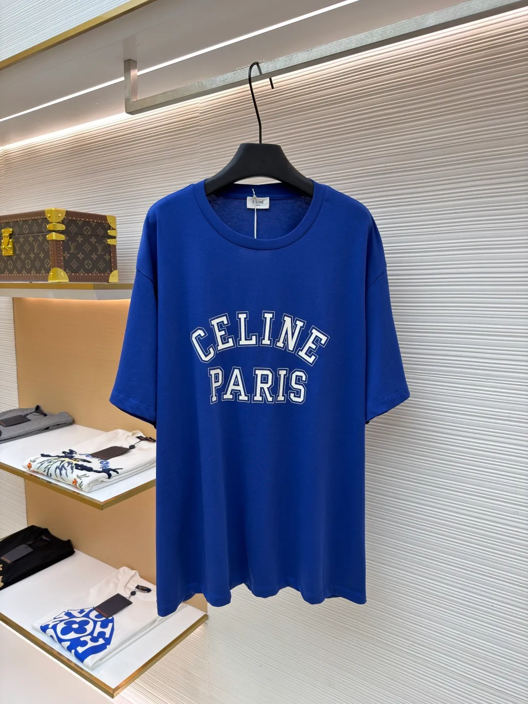 Celine Paris printed short sleeves ●Original version: Purchased and developed for 5100 ●Item No.: 1682349-X90 ●Fabric: Liquid Nitrogen Yayun plain weave fabric ●Technology: Glue printing production ●Color: Blue ●Version: Fitted version ●Weight: about 285 grams ●Size: S-M-L-XL ●Description: Customized Liquid Nitrogen Yayun plain weave fabric, soft to the touch, comfortable and skin-friendly, based on Klein blue, dynamic and energetic, fresh and elegant The iconic CELINE PARIS print is embellished on the chest, making it highly recognizable and showing a luxurious texture in a low-key manner. It uses minimalism to define timeless fashion. Glue printing is used. The chest printing is modified by the film screen three times. The glue liquid paint is used to print the pattern on the fabric. The fabric is baked to fix the printed pattern. The fabrics have been washed to give them a better feel and texture. They are not easy to deform, shrink or fade, and maintain their long-lasting beauty. The overall wiring is straight and delicate, the fabric is comfortable and soft, and the color is consistent without color difference. It can be matched with the same style to create a fashionable look and control various occasions. Customized accessories, complete with three standards, same style for men and women!