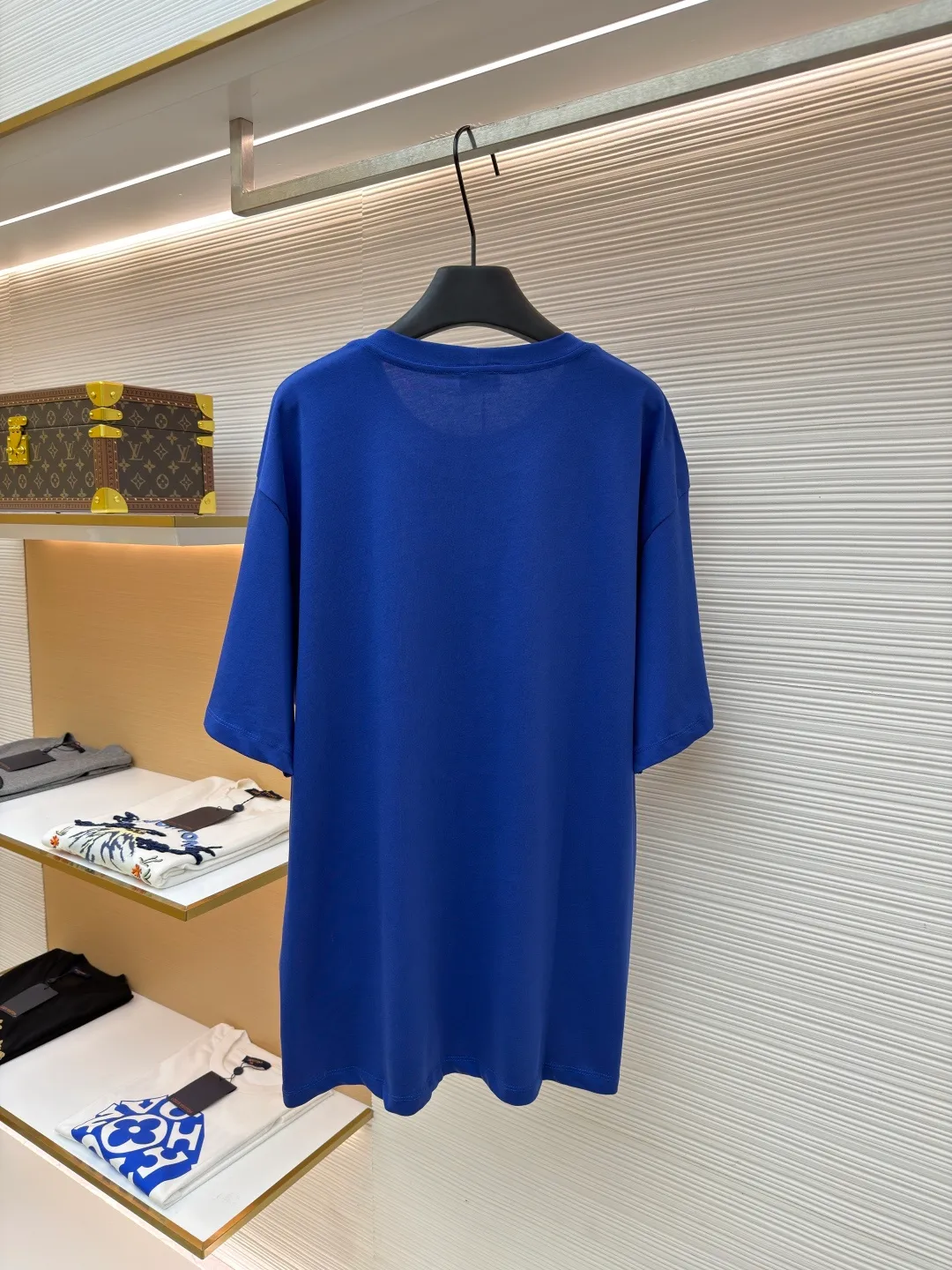 Celine Paris printed short sleeves ●Original version: Purchased and developed for 5100 ●Item No.: 1682349-X90 ●Fabric: Liquid Nitrogen Yayun plain weave fabric ●Technology: Glue printing production ●Color: Blue ●Version: Fitted version ●Weight: about 285 grams ●Size: S-M-L-XL ●Description: Customized Liquid Nitrogen Yayun plain weave fabric, soft to the touch, comfortable and skin-friendly, based on Klein blue, dynamic and energetic, fresh and elegant The iconic CELINE PARIS print is embellished on the chest, making it highly recognizable and showing a luxurious texture in a low-key manner. It uses minimalism to define timeless fashion. Glue printing is used. The chest printing is modified by the film screen three times. The glue liquid paint is used to print the pattern on the fabric. The fabric is baked to fix the printed pattern. The fabrics have been washed to give them a better feel and texture. They are not easy to deform, shrink or fade, and maintain their long-lasting beauty. The overall wiring is straight and delicate, the fabric is comfortable and soft, and the color is consistent without color difference. It can be matched with the same style to create a fashionable look and control various occasions. Customized accessories, complete with three standards, same style for men and women!