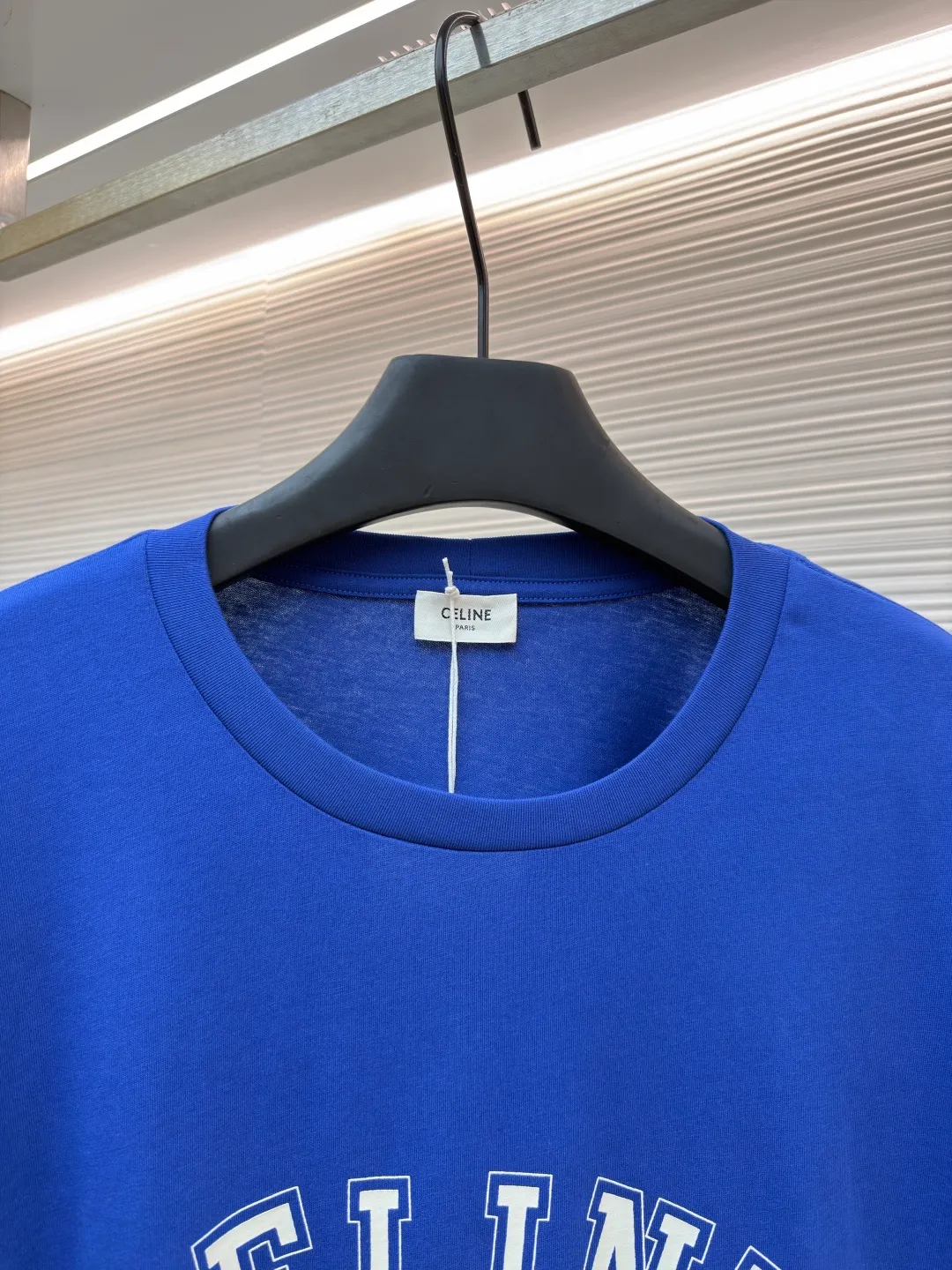Celine Paris printed short sleeves ●Original version: Purchased and developed for 5100 ●Item No.: 1682349-X90 ●Fabric: Liquid Nitrogen Yayun plain weave fabric ●Technology: Glue printing production ●Color: Blue ●Version: Fitted version ●Weight: about 285 grams ●Size: S-M-L-XL ●Description: Customized Liquid Nitrogen Yayun plain weave fabric, soft to the touch, comfortable and skin-friendly, based on Klein blue, dynamic and energetic, fresh and elegant The iconic CELINE PARIS print is embellished on the chest, making it highly recognizable and showing a luxurious texture in a low-key manner. It uses minimalism to define timeless fashion. Glue printing is used. The chest printing is modified by the film screen three times. The glue liquid paint is used to print the pattern on the fabric. The fabric is baked to fix the printed pattern. The fabrics have been washed to give them a better feel and texture. They are not easy to deform, shrink or fade, and maintain their long-lasting beauty. The overall wiring is straight and delicate, the fabric is comfortable and soft, and the color is consistent without color difference. It can be matched with the same style to create a fashionable look and control various occasions. Customized accessories, complete with three standards, same style for men and women!