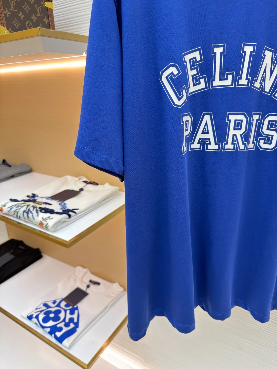 Celine Paris printed short sleeves ●Original version: Purchased and developed for 5100 ●Item No.: 1682349-X90 ●Fabric: Liquid Nitrogen Yayun plain weave fabric ●Technology: Glue printing production ●Color: Blue ●Version: Fitted version ●Weight: about 285 grams ●Size: S-M-L-XL ●Description: Customized Liquid Nitrogen Yayun plain weave fabric, soft to the touch, comfortable and skin-friendly, based on Klein blue, dynamic and energetic, fresh and elegant The iconic CELINE PARIS print is embellished on the chest, making it highly recognizable and showing a luxurious texture in a low-key manner. It uses minimalism to define timeless fashion. Glue printing is used. The chest printing is modified by the film screen three times. The glue liquid paint is used to print the pattern on the fabric. The fabric is baked to fix the printed pattern. The fabrics have been washed to give them a better feel and texture. They are not easy to deform, shrink or fade, and maintain their long-lasting beauty. The overall wiring is straight and delicate, the fabric is comfortable and soft, and the color is consistent without color difference. It can be matched with the same style to create a fashionable look and control various occasions. Customized accessories, complete with three standards, same style for men and women!