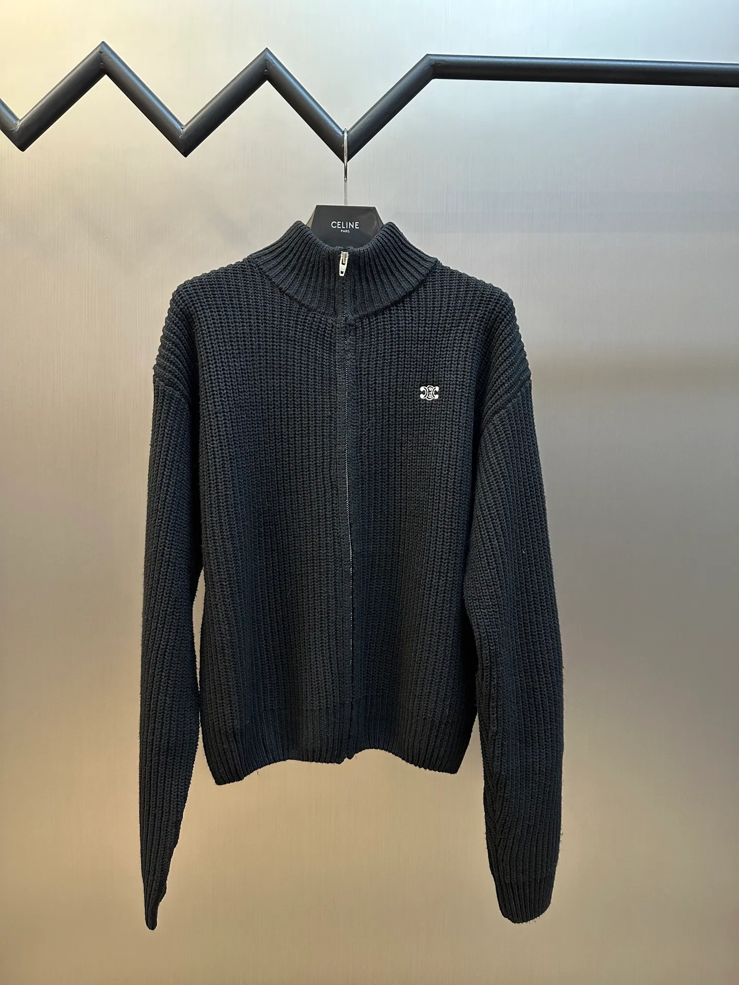 🅿️520 Celine Arc de Triomphe Sweater Jacket Made of custom-woven soft blended wool worsted fabric, the iconic Celine Arc de Triomphe logo embellishes the front, simple and smooth zipper lines, a harmonious blend of sophistication and dynamism, showing taste in a silent way. Imported machine embroidery technology is used. Advanced computer control systems and sophisticated mechanical components are used to realize the Arc de Triomphe embroidery operation with high precision and smooth and delicate lines. Size: s m l xl