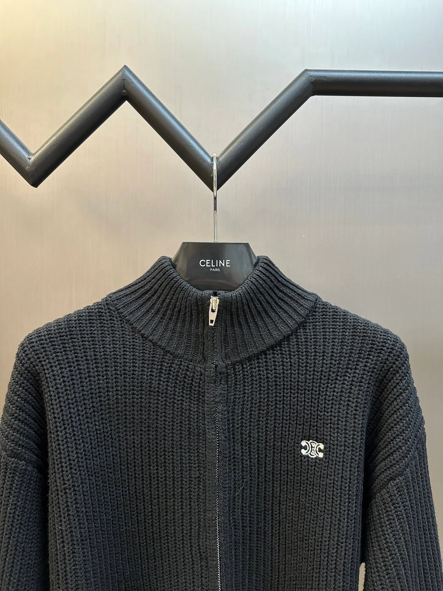 🅿️520 Celine Arc de Triomphe Sweater Jacket Made of custom-woven soft blended wool worsted fabric, the iconic Celine Arc de Triomphe logo embellishes the front, simple and smooth zipper lines, a harmonious blend of sophistication and dynamism, showing taste in a silent way. Imported machine embroidery technology is used. Advanced computer control systems and sophisticated mechanical components are used to realize the Arc de Triomphe embroidery operation with high precision and smooth and delicate lines. Size: s m l xl